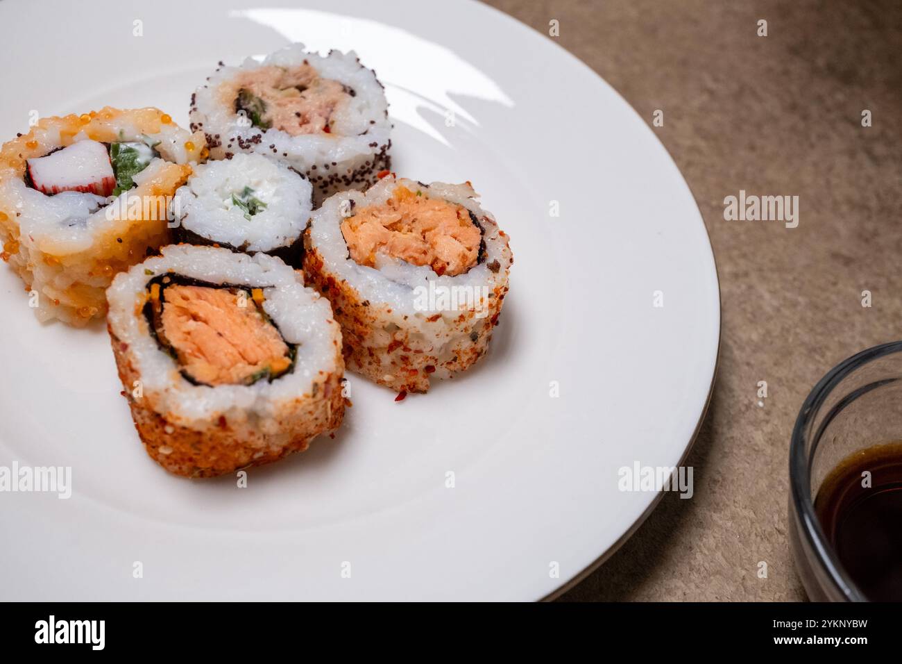 california Roll Krabben Sushi aus der Nähe Stockfoto