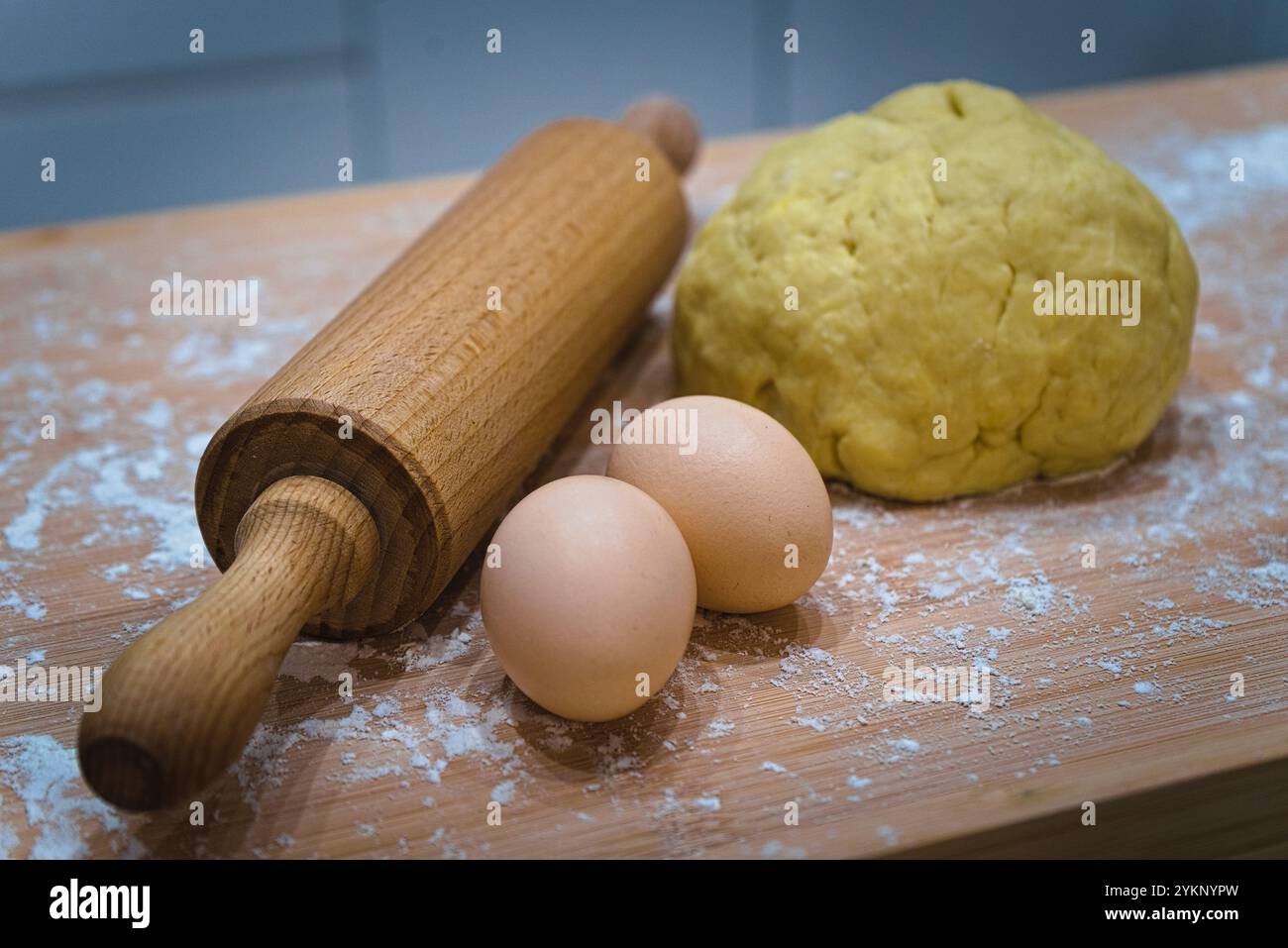 Teigzubereitung mit Nudelrolle und Eiern Stockfoto