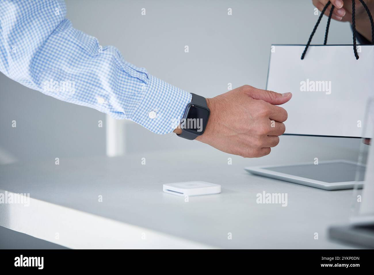 Mann, der bezahlt Stockfoto
