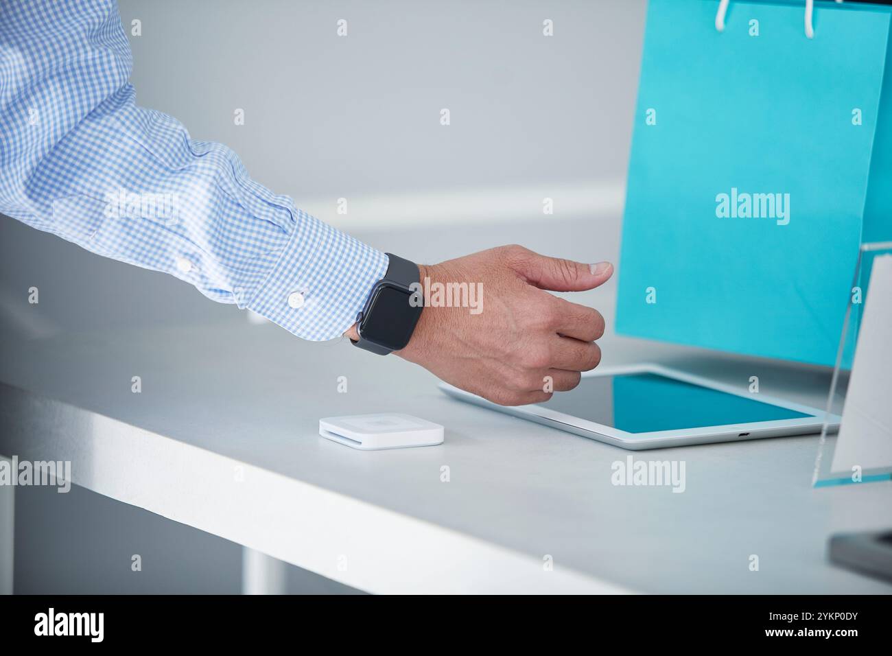 Mann, der bezahlt Stockfoto