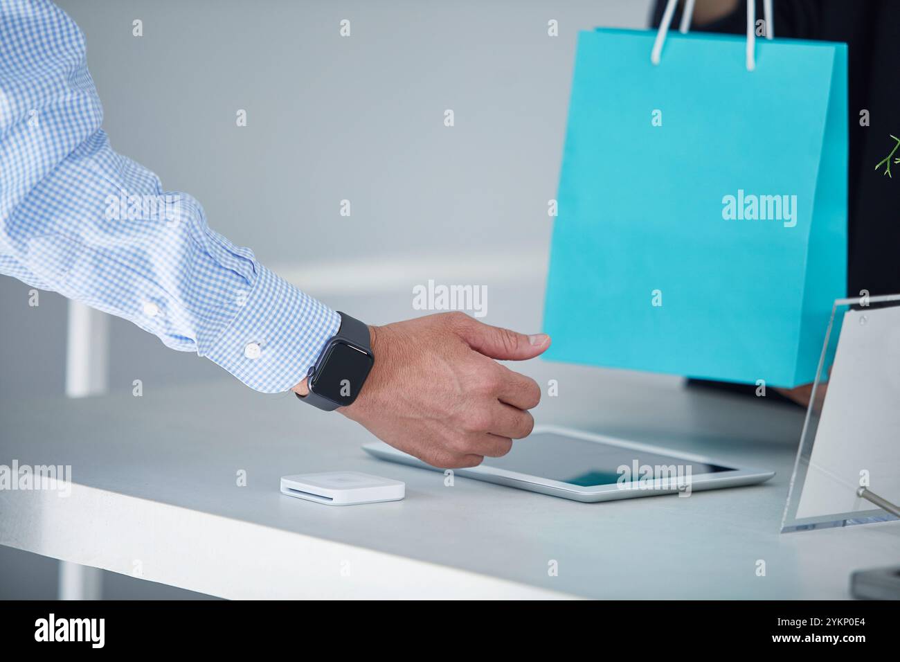 Mann, der bezahlt Stockfoto