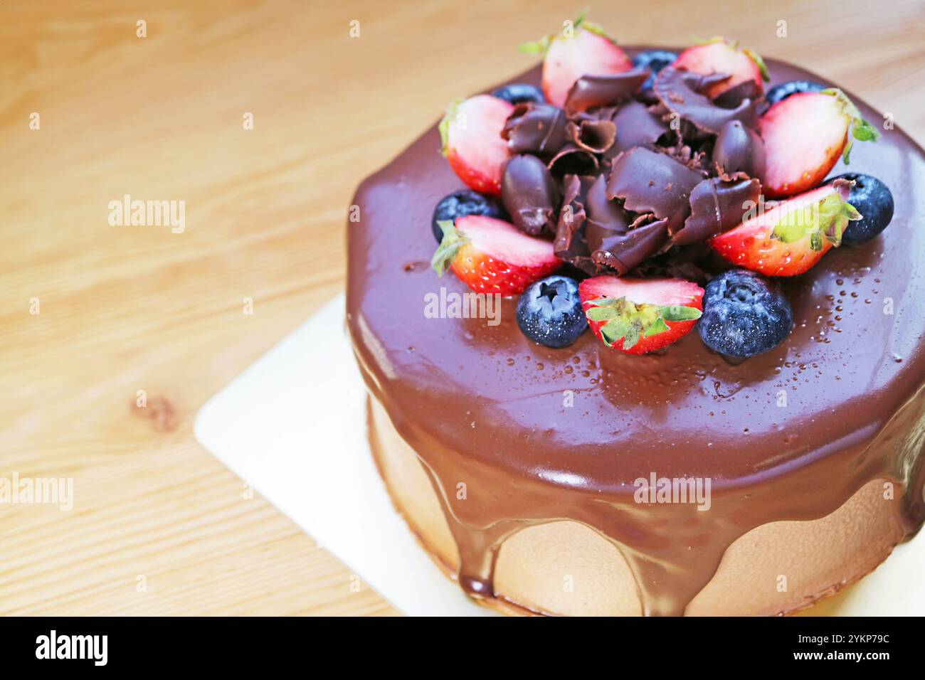 Köstlicher Schokoladenkuchen mit frischer Erdbeere und Heidelbeere Stockfoto