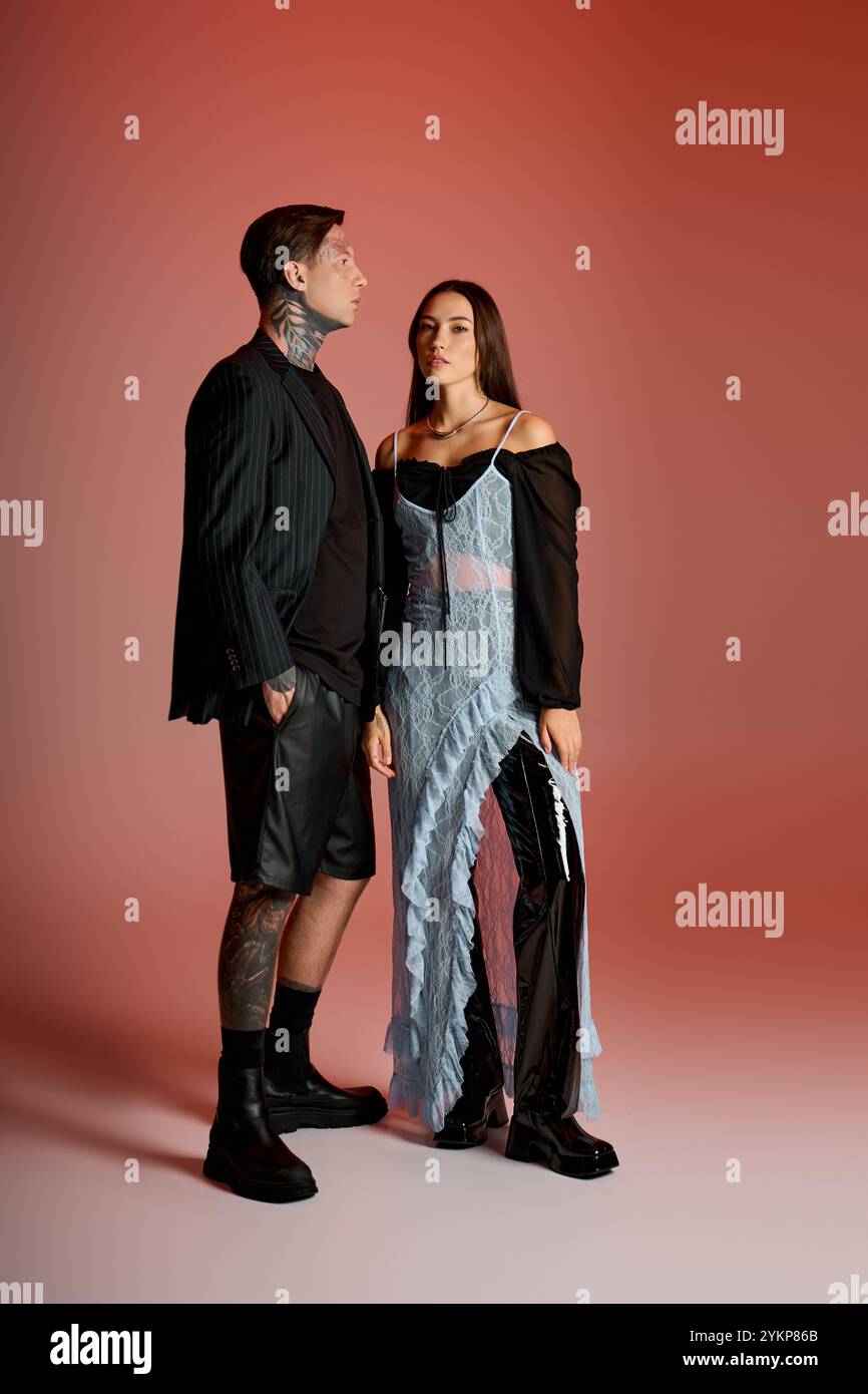 Zwei junge, attraktive Models präsentieren modische Outfits in einem stilvollen Ambiente, das Selbstvertrauen ausstrahlt. Stockfoto