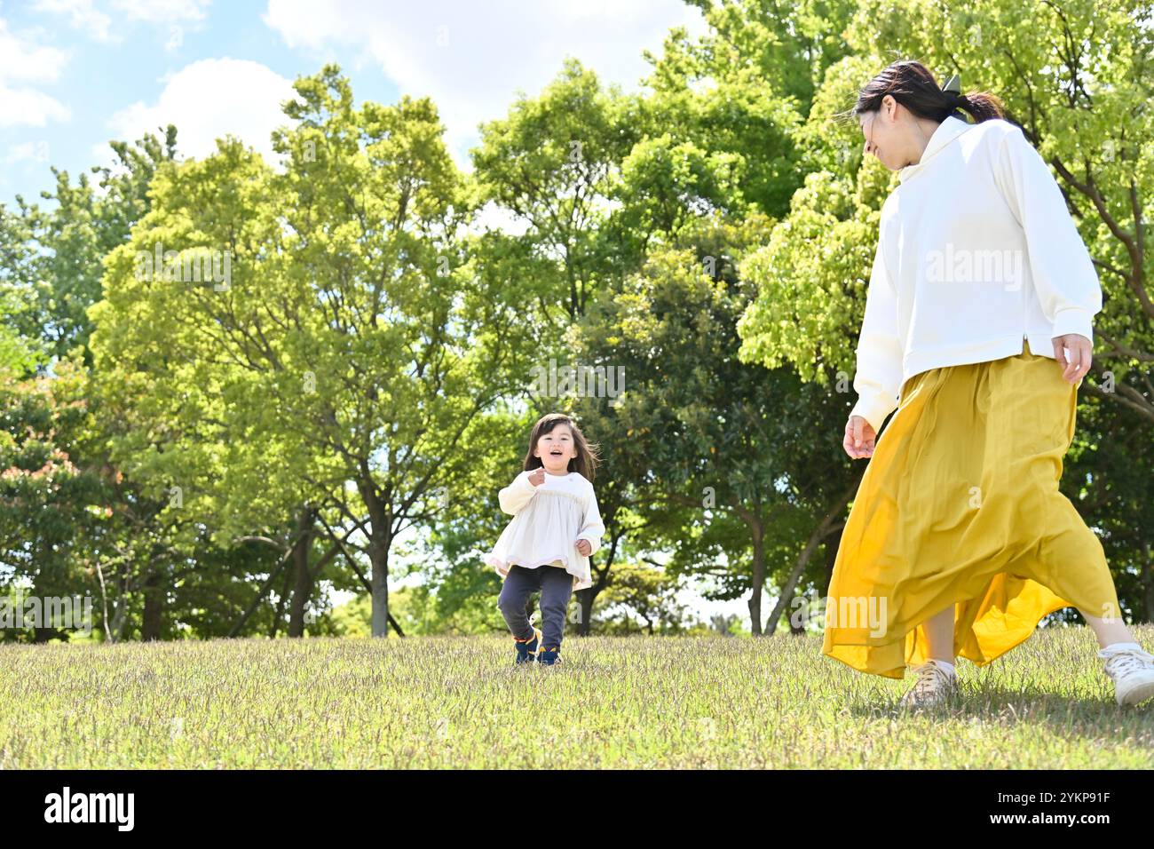 Eltern und Kinder spielen im Park Stockfoto