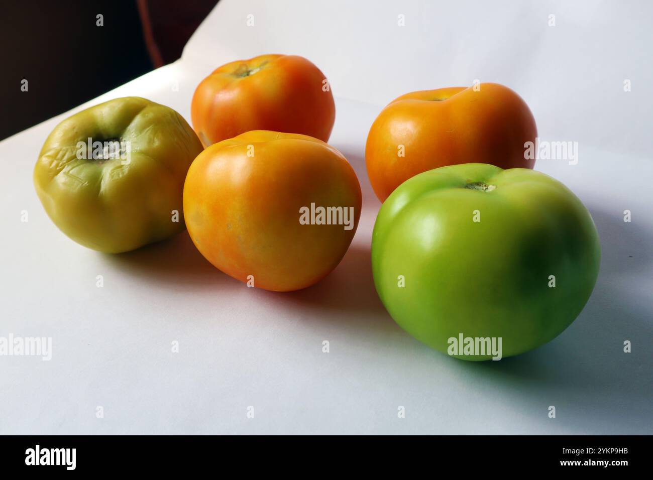 Hausgemachte frische Tomaten orange grüne unreife Tomaten Nahaufnahme isoliert. Eine Gruppe von farbigen isolierten weißen Hintergründen. Bio-Gemüse Stockfoto