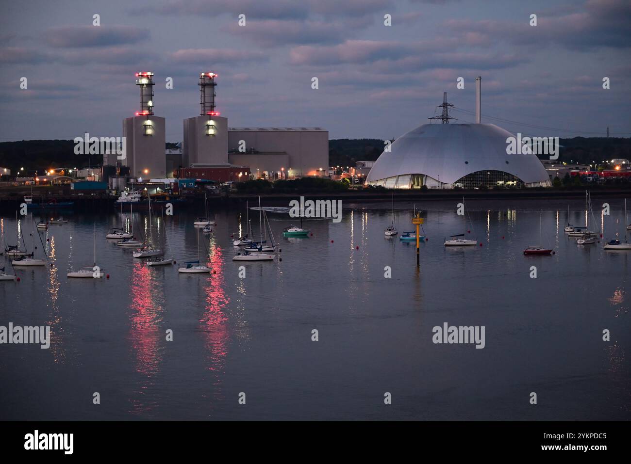 Vor Sonnenaufgang über Marchwood Energy Recovery Facility und Kraftwerk neben Southampton Water, Hampshire. Stockfoto