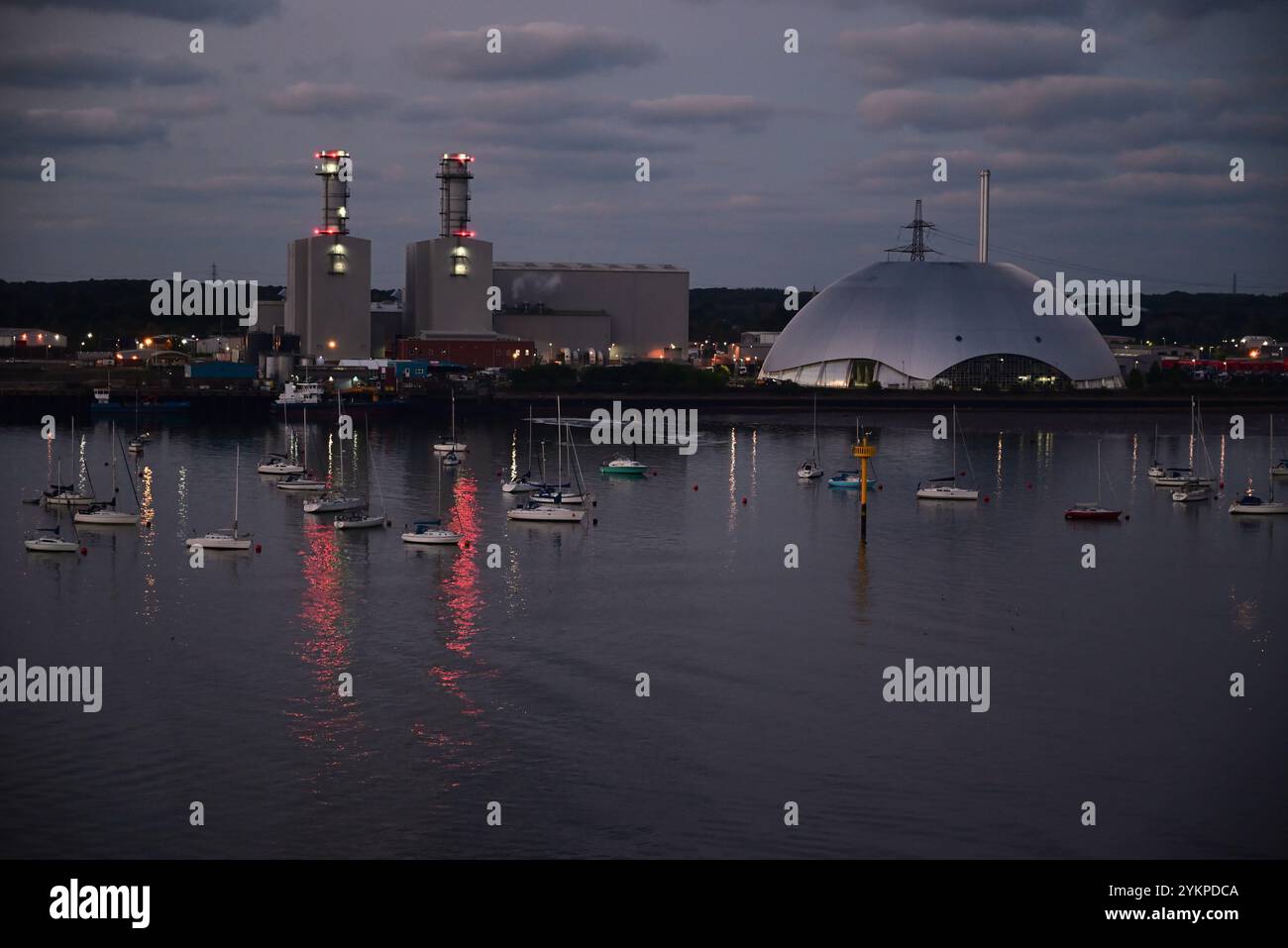 Vor Sonnenaufgang über Marchwood Energy Recovery Facility und Kraftwerk neben Southampton Water, Hampshire. Stockfoto