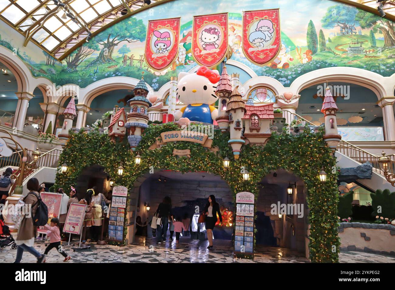 Japan, Tokio, Tama - 5. November 2019: Das Innere des Freizeitparks Sanrio Puroland mit einer riesigen Hello Kitty, die auf einem bogenförmigen Eingang thront. Stockfoto