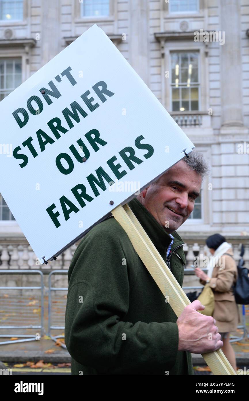 Die National Farmers Union sagt, die Regierung habe sie wegen der Änderung der Erbschaftssteuer verraten, während mehr als 10.000 Bauern in London protestieren. Stockfoto