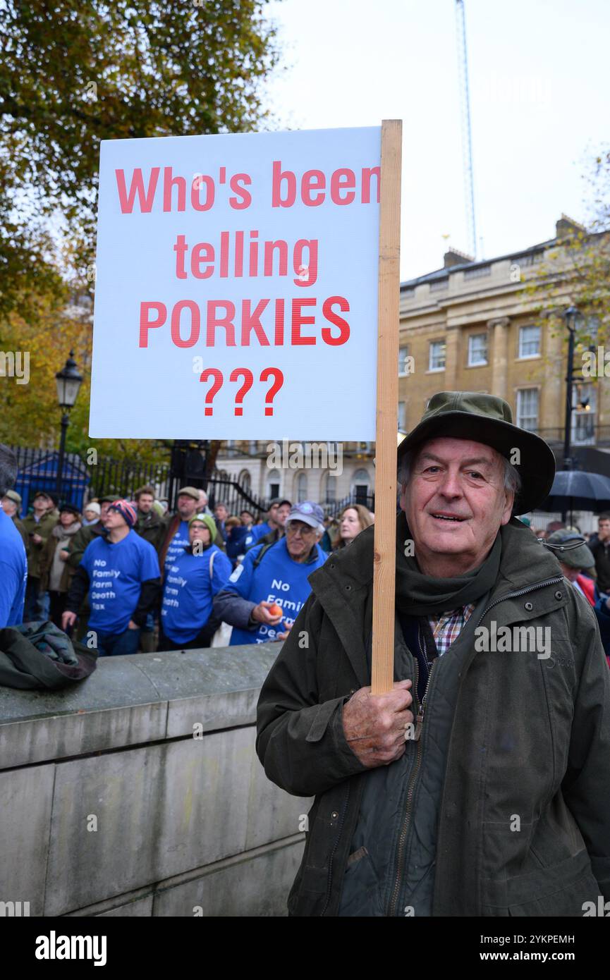 Die National Farmers Union sagt, die Regierung habe sie wegen der Änderung der Erbschaftssteuer verraten, während mehr als 10.000 Bauern in London protestieren. Stockfoto