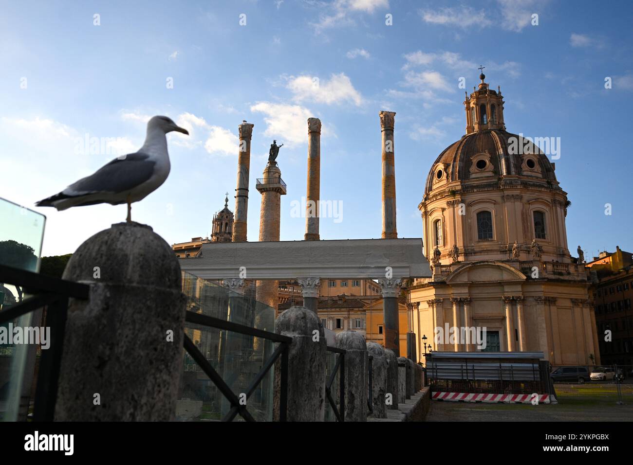 Die Möwe und die Kirche Santissimo Nome di Maria al Foro Traiano in Rom, Italien Stockfoto