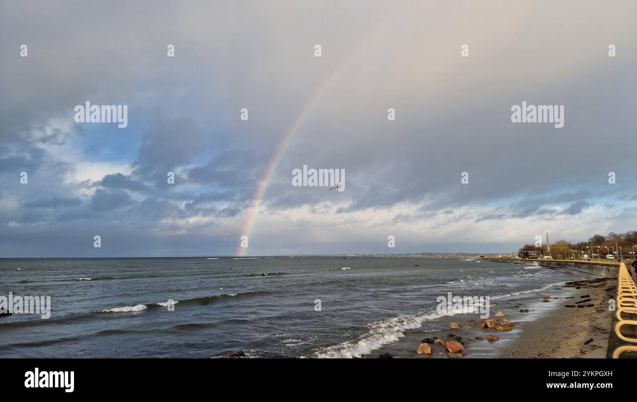 Regenbogen auf windigem Meer Stockfoto