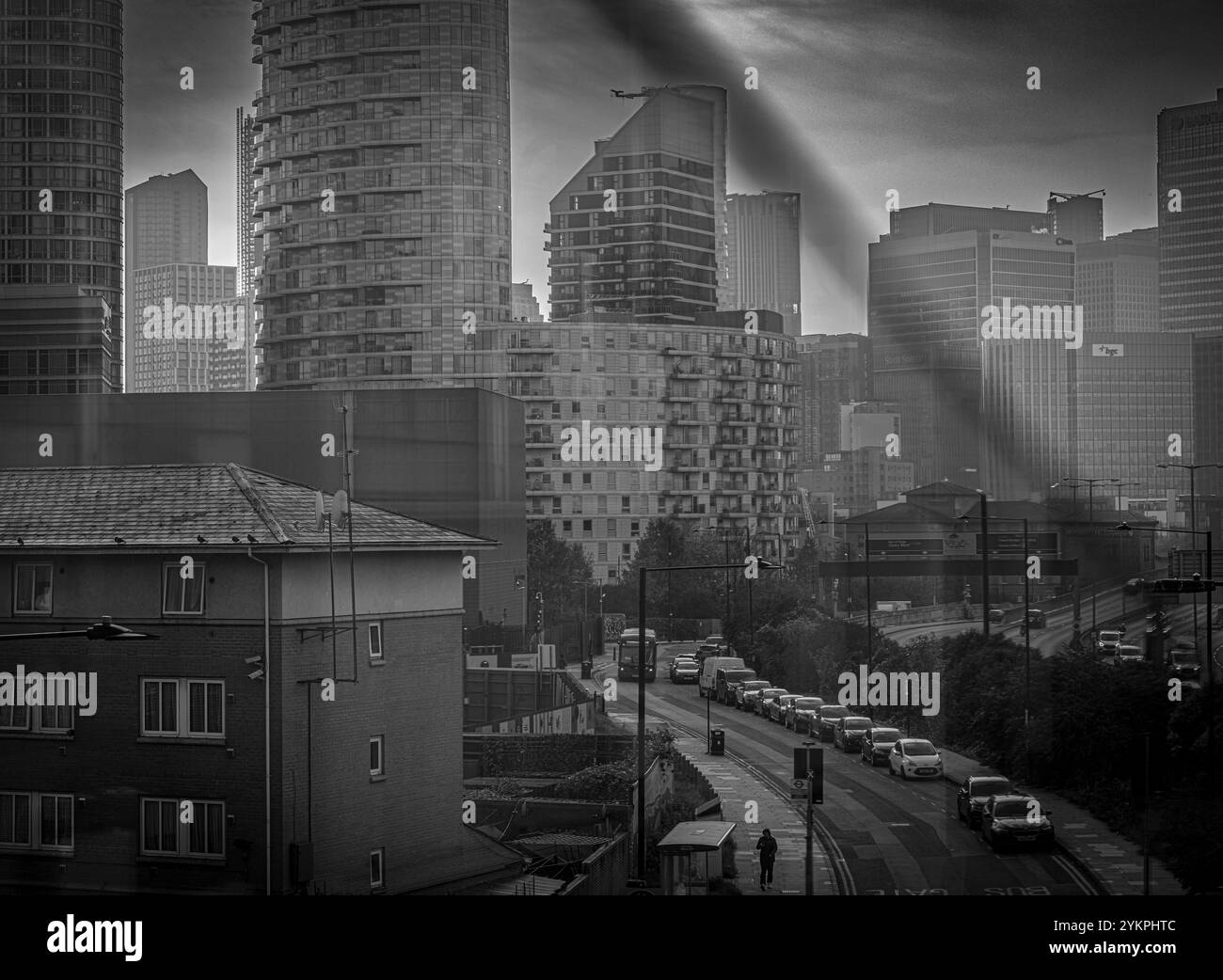 Das Londoner Hochhaus im East End trifft auf die Skyline des Bankenhochhauses des Finanzviertels Canary Wharf Stockfoto