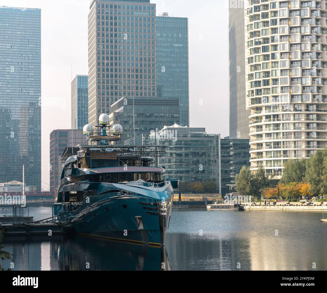 Luxusyachten liegen am South Quay in Canary Wharf Stockfoto