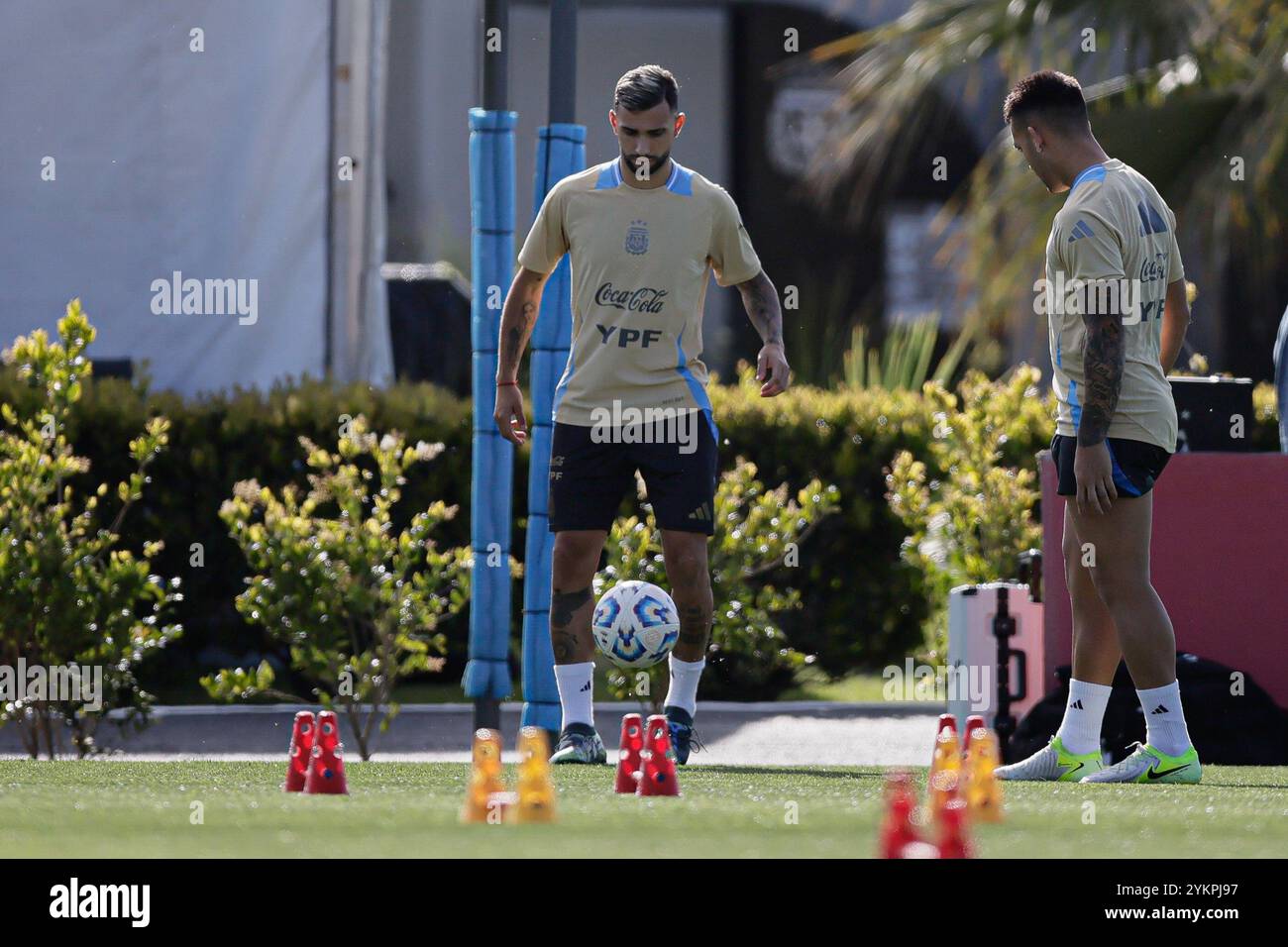 Ezeiza, Argentinien - 18. November 2024: Der argentinische Fußballtrainer Lionel Scaloni spricht während einer Pressekonferenz in der Trainingsstätte des Teams in Ezeiza an die Medien. Im Vorfeld des bevorstehenden Qualifikationsspiels zur Weltmeisterschaft gegen Peru in La Bombonera, dem legendären Stadion der Boca Juniors, äußerte Scaloni Vertrauen in die Leistung seines Teams trotz der jüngsten Niederlage gegen Paraguay. Der Trainer betonte die Widerstandsfähigkeit des Teams und die Vorbereitung auf die entscheidende Begegnung. (Foto von UNAR Photo) Stockfoto