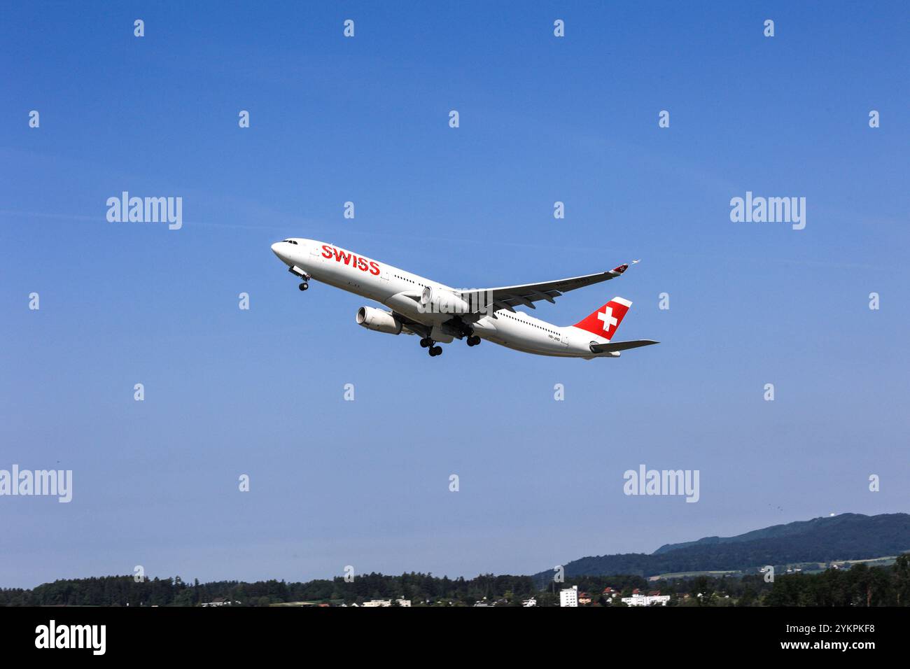 Kloten, Schweiz - 22. Mai. 2023: Der Schweizer Airbus A330-343 meldet HB-JHD vom Schweizer Flughafen Zürich Kloten auf blauem Himmel ab Stockfoto