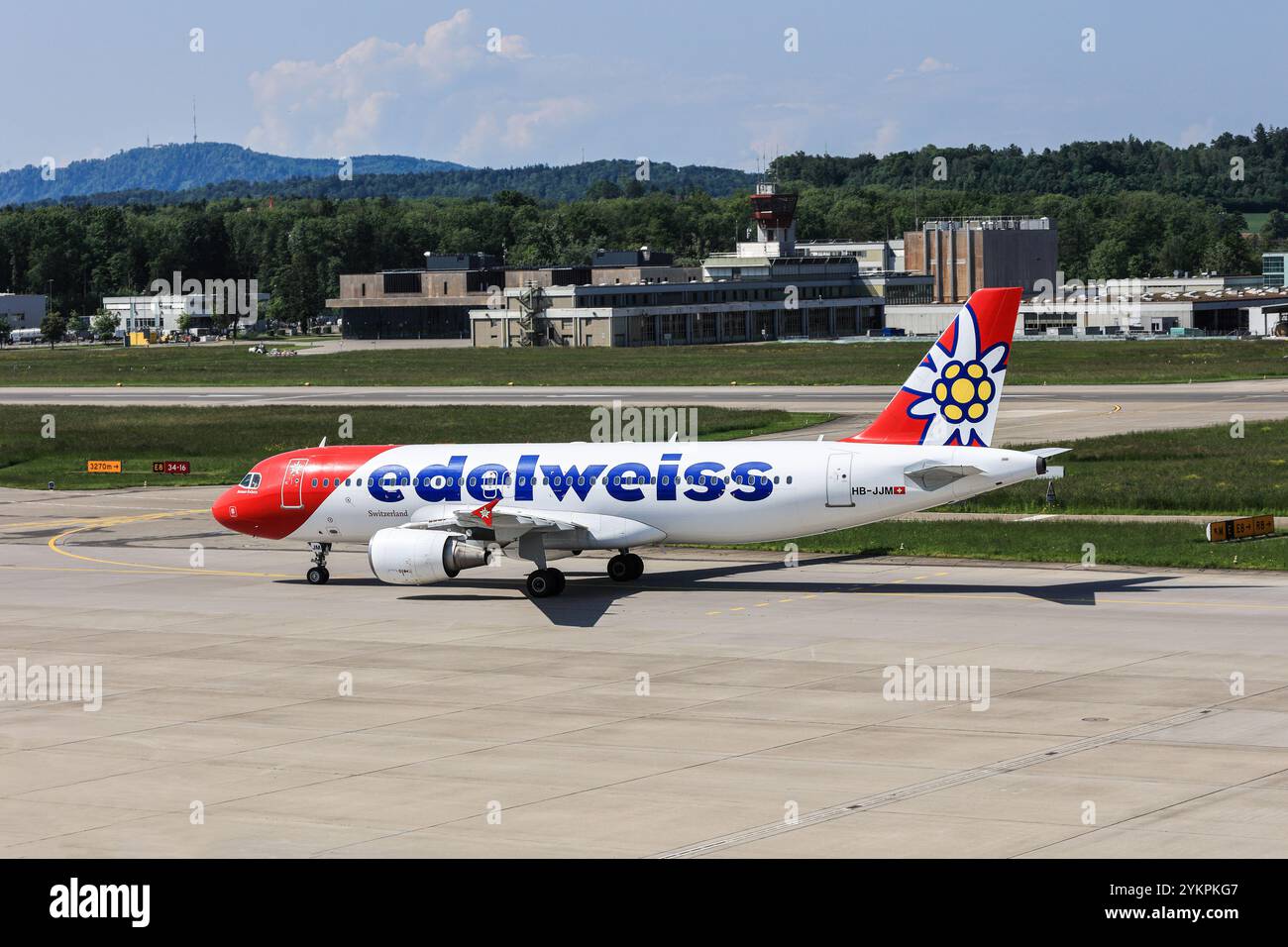 Kloten, Schweiz - 22. Mai. 2023: Edelweiss Luftflugzeug Airbus A320-214 Register HB-JJM rollend auf dem Schweizer Flughafen Zürich Kloten. Edelweiss Air A Stockfoto