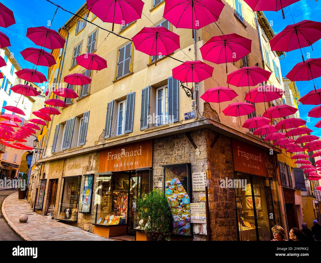 Die Altstadt von Grasse, der Parfümstadt in Südfrankreich, dekoriert mit geöffneten Regenschirmen über den Gassen. Stockfoto