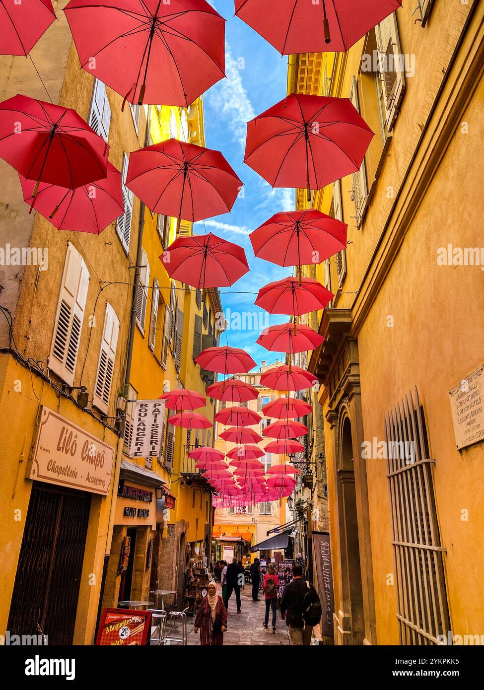 Die Altstadt von Grasse, der Parfümstadt in Südfrankreich, dekoriert mit geöffneten Regenschirmen über den Gassen. Stockfoto