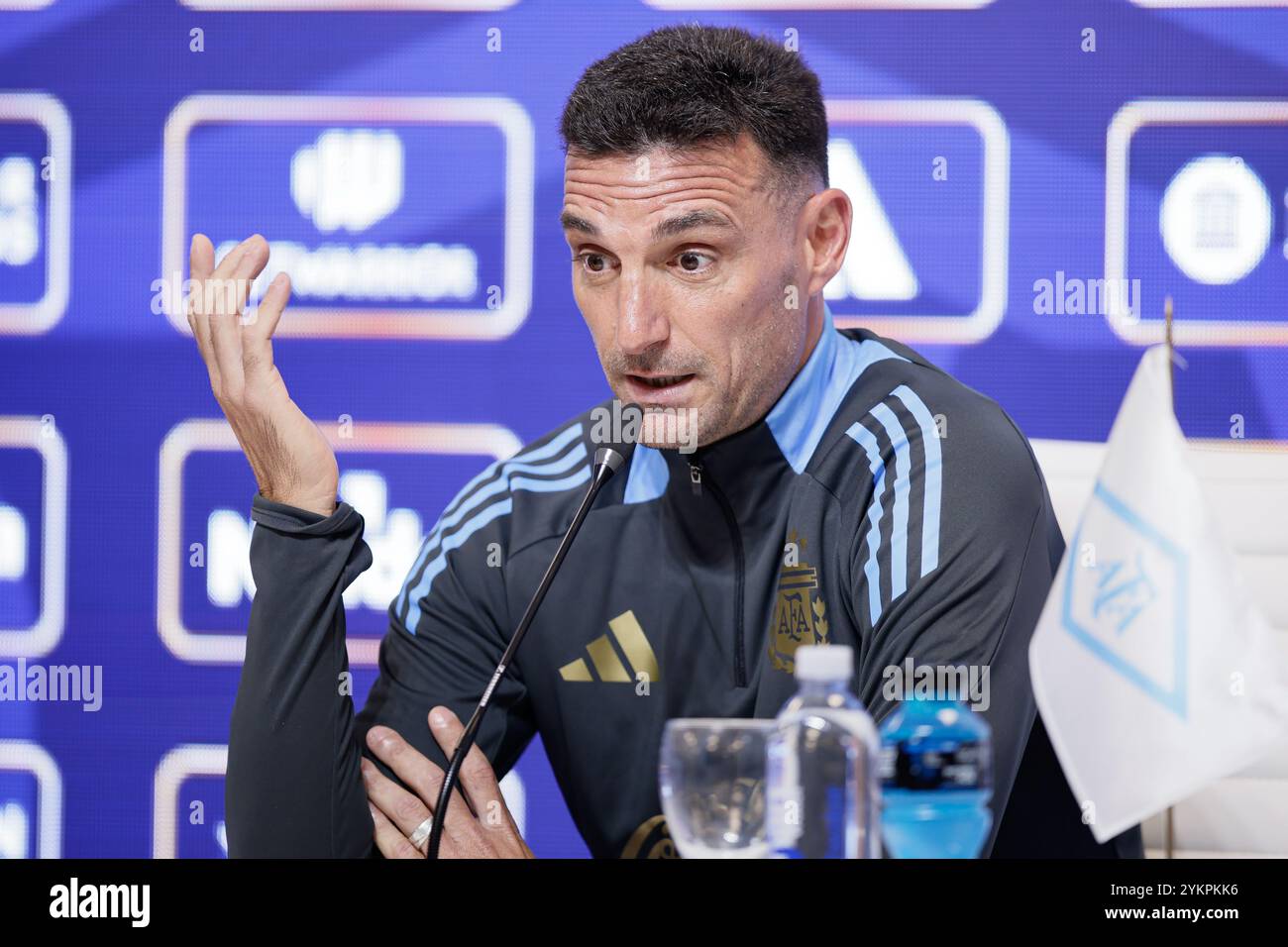 Ezeiza, Argentinien - 18. November 2024: Der argentinische Fußballtrainer Lionel Scaloni spricht während einer Pressekonferenz in der Trainingsstätte des Teams in Ezeiza an die Medien. Im Vorfeld des bevorstehenden Qualifikationsspiels zur Weltmeisterschaft gegen Peru in La Bombonera, dem legendären Stadion der Boca Juniors, äußerte Scaloni Vertrauen in die Leistung seines Teams trotz der jüngsten Niederlage gegen Paraguay. Der Trainer betonte die Widerstandsfähigkeit des Teams und die Vorbereitung auf die entscheidende Begegnung. (Foto von UNAR Photo) Stockfoto