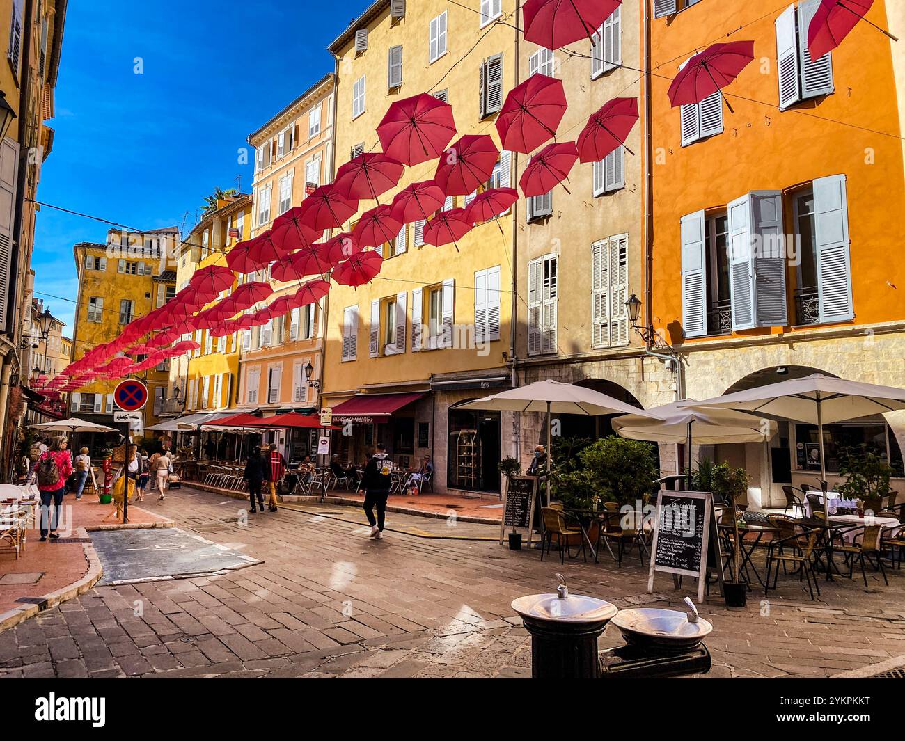 Die Altstadt von Grasse, der Parfümstadt in Südfrankreich, dekoriert mit geöffneten Regenschirmen über den Gassen. Stockfoto