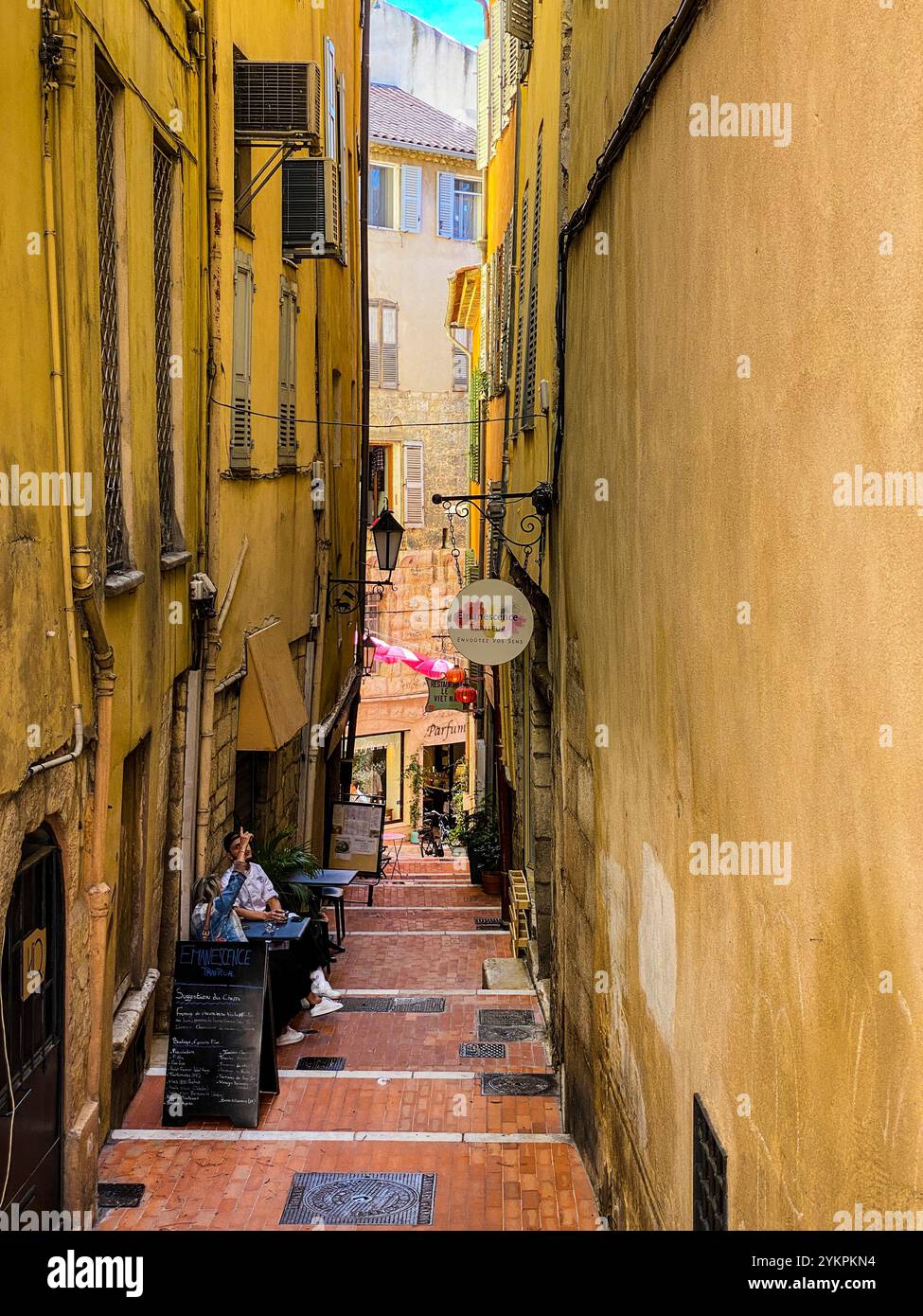 Die Altstadt von Grasse, der Parfümstadt in Südfrankreich, dekoriert mit geöffneten Regenschirmen über den Gassen. Stockfoto