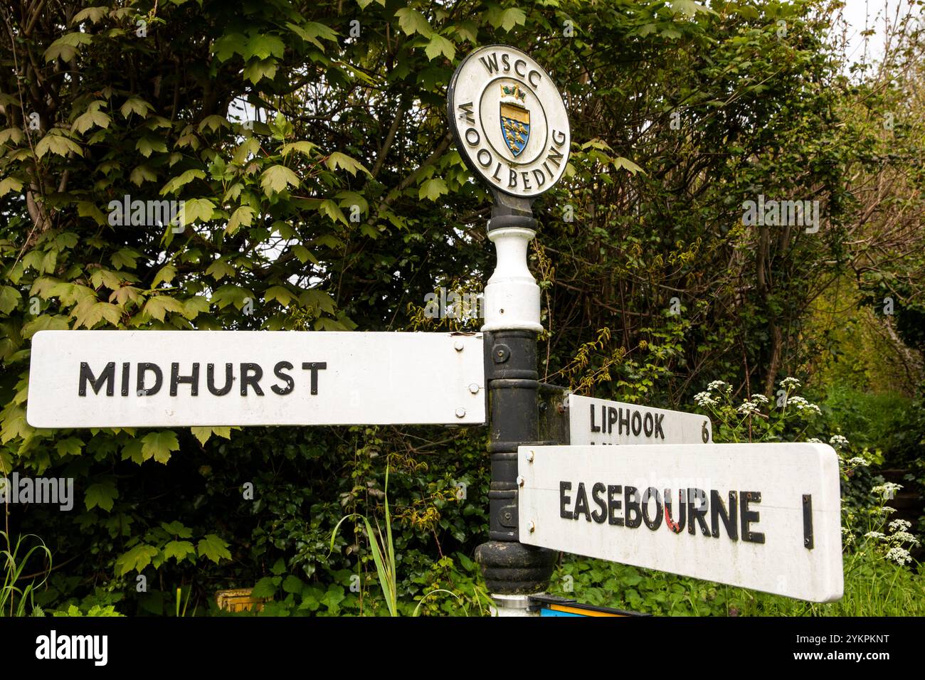 Großbritannien, England, West Sussex, Midhurst, Woolbeding, WSCC Gusseisen Straßenschild Stockfoto