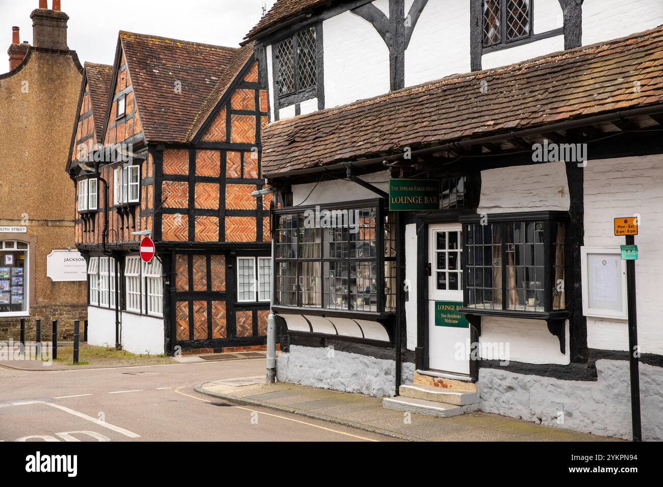 Großbritannien, England, West Sussex, Midhurst, West Street, Eagle House und Spread Eagle Hotel Lounge Bar Stockfoto