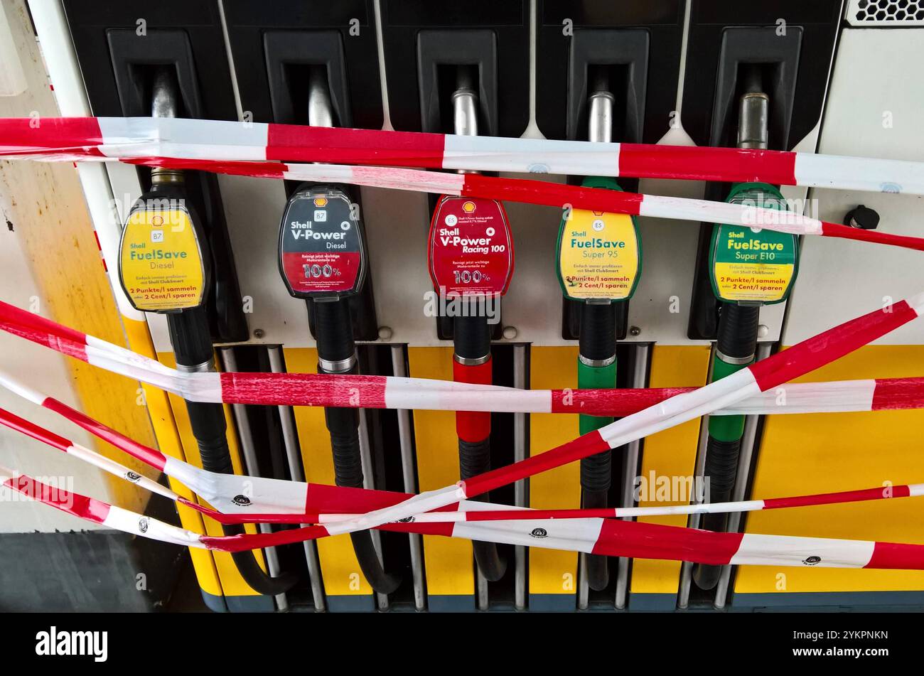 Shell Tankstelle. Foto: Defekte Zapfsäule *** Foto Shell Tankstelle defekt Gaspumpe Stockfoto