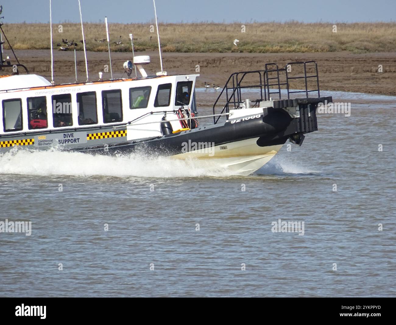 Tauchboot, das auf dem Fluss Nene in der Nähe von Guys Head in der Sutton Bridge ankommt Stockfoto