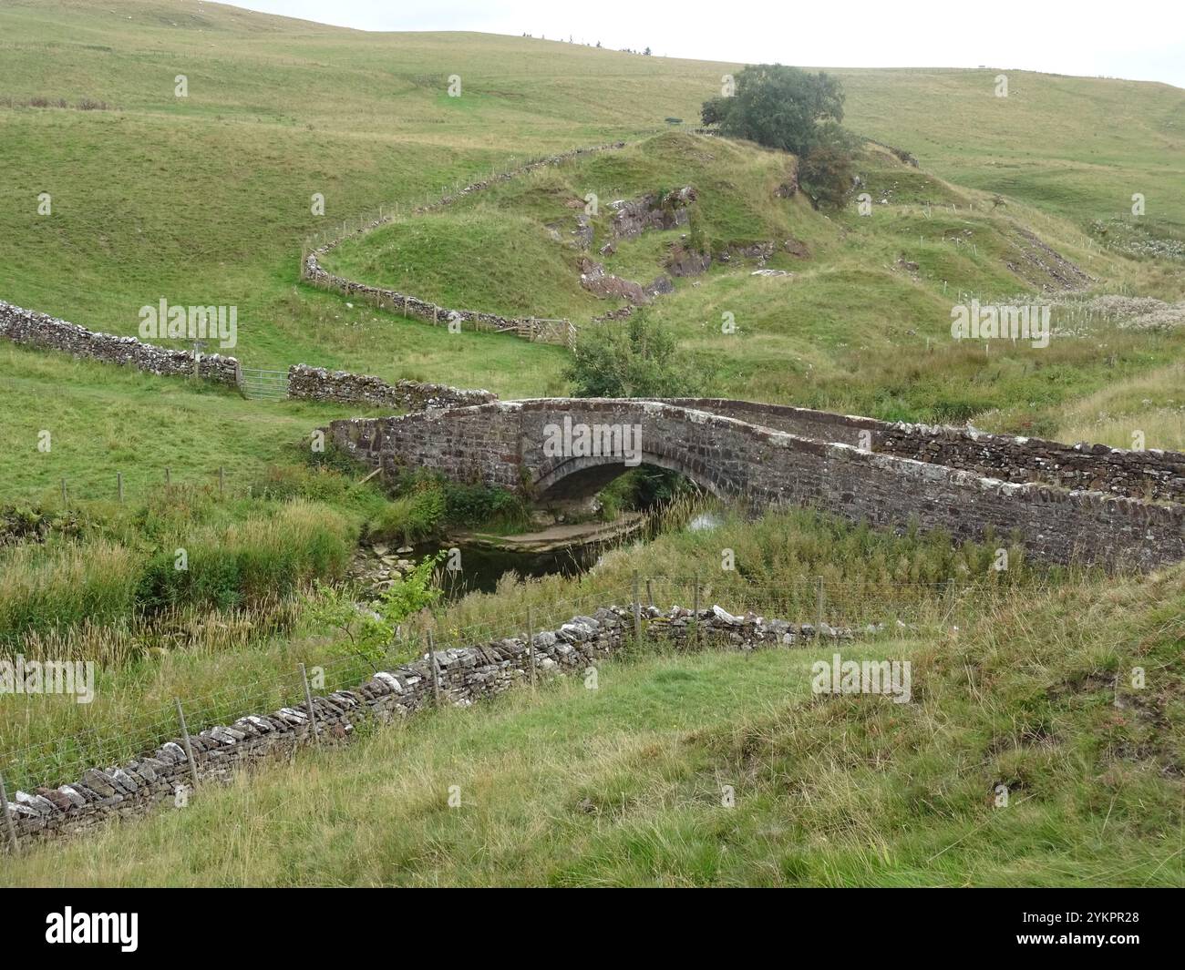 Alte malerische Brücke in der Nähe von Ravenstonedale, Cumbria Stockfoto