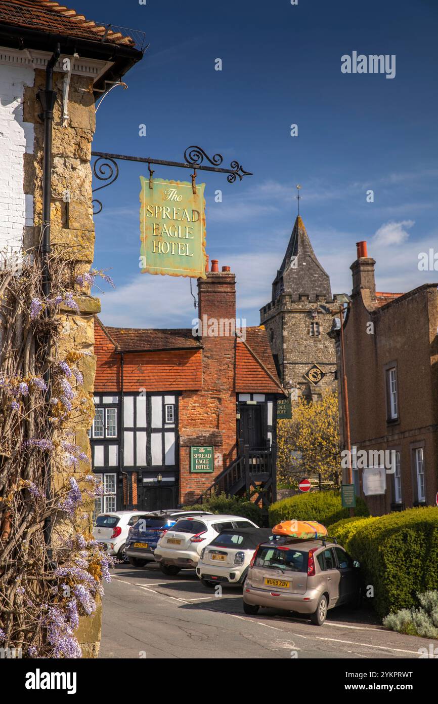 Großbritannien, England, West Sussex, Midhurst, South Street, Kirche und Dorf vom Spread Eagle Hotel Stockfoto