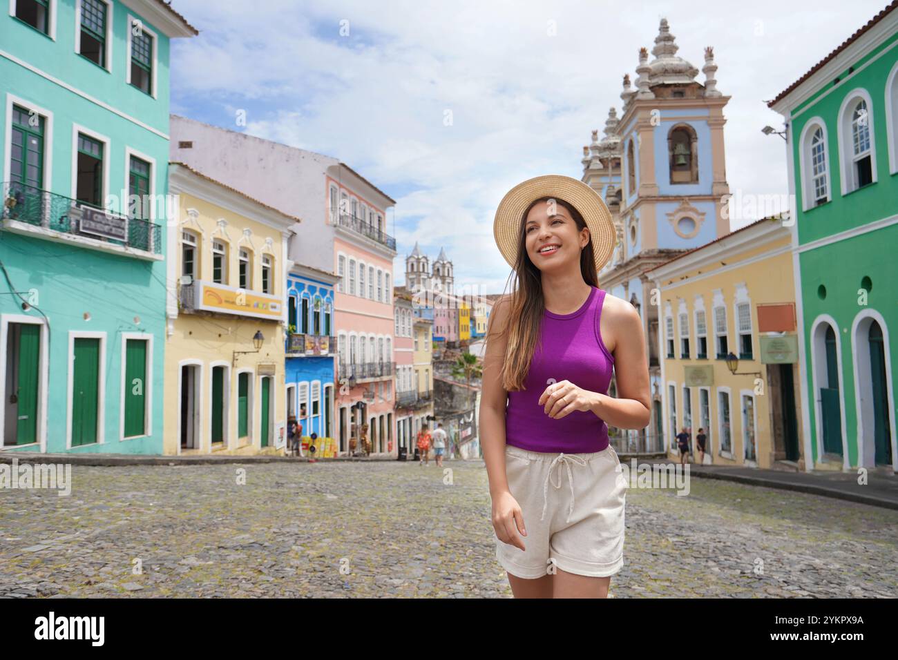 Tourismus in Salvador de Bahia. Wunderschönes lächelndes Mädchen, das Pelourinho berühmtes historisches Zentrum von Salvador de Bahia besucht, UNESCO-Weltkulturerbe, Brasilien. Stockfoto