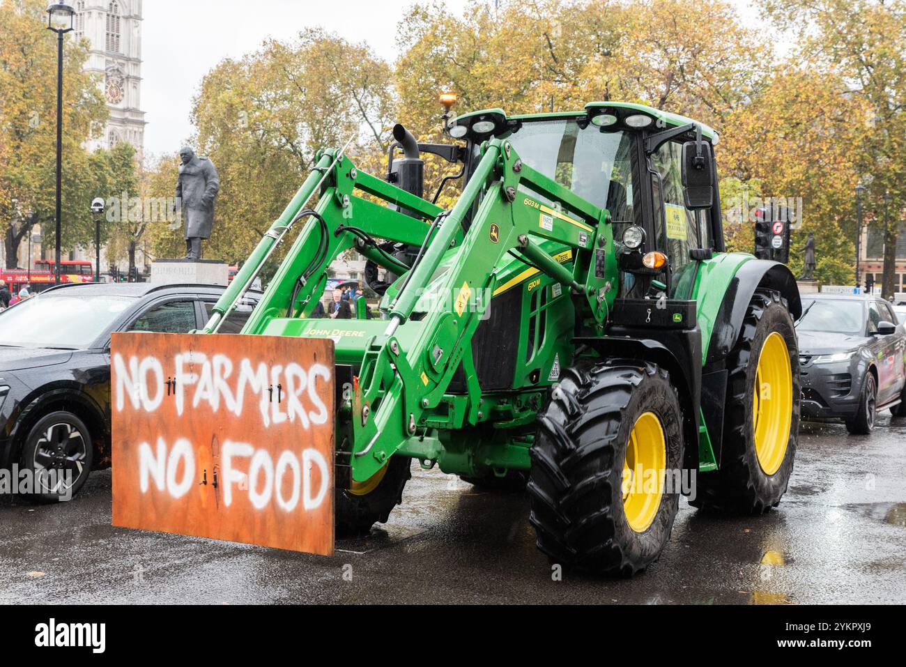 Westminster, London, Großbritannien. November 2024. Die Landwirte nehmen an einem Protest in Westminster gegen die im Haushalt angekündigten Änderungen der Erbschaftssteuer für landwirtschaftliche Betriebe Teil. Die Demonstranten glauben, dass es die Familienbauern ungerechtfertigterweise beeinflussen wird. Die Teilnehmer nutzen Traktoren, um sich auf den Straßen der Stadt zu behaupten Stockfoto