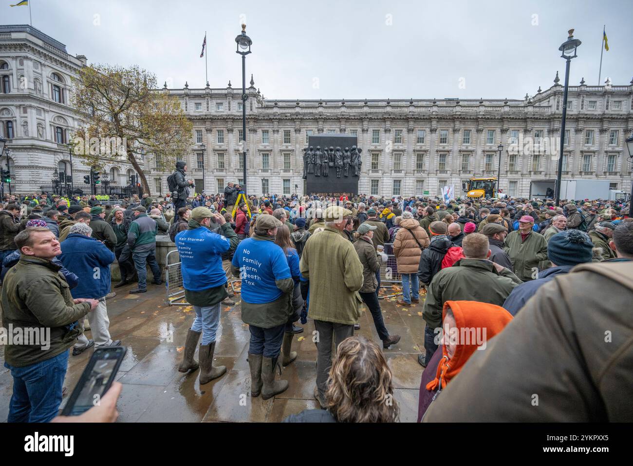 London, Großbritannien. November 2024. Bauern aus ganz Großbritannien protestieren in Whitehall gegenüber der Downing Street, nachdem Rachel Reeves die Vorschriften für die Erbschaftssteuer für landwirtschaftliche Nutzflächen geändert hat. Quelle: Malcolm Park/Alamy Live News Stockfoto