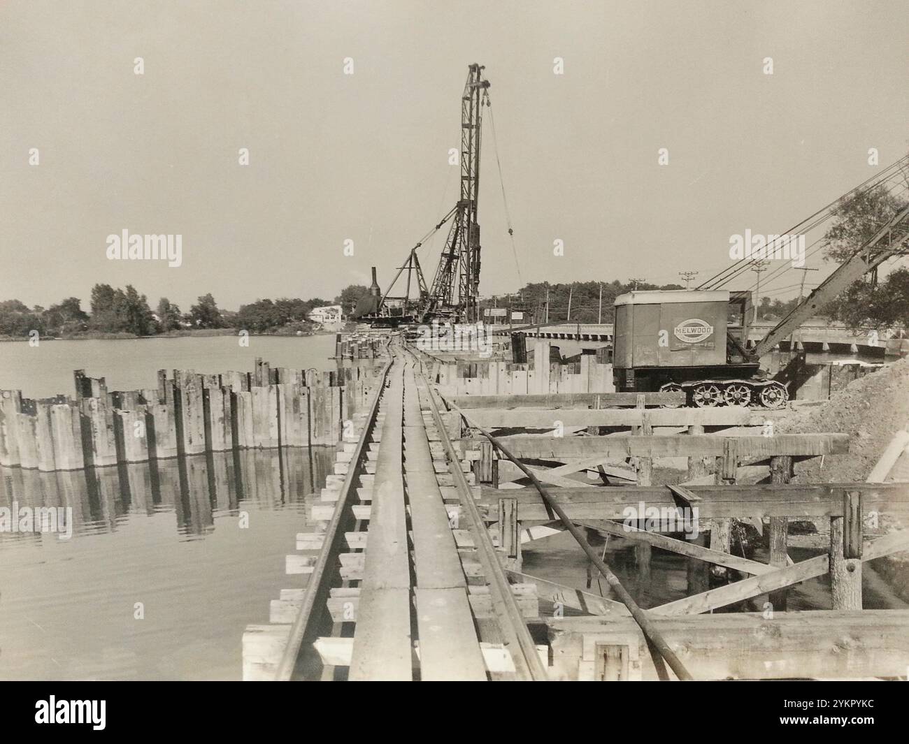 Vintage-Foto vom West-Abutment Coffer Dam - East Ave Bridge über den Back River. USA. August 1942 Stockfoto