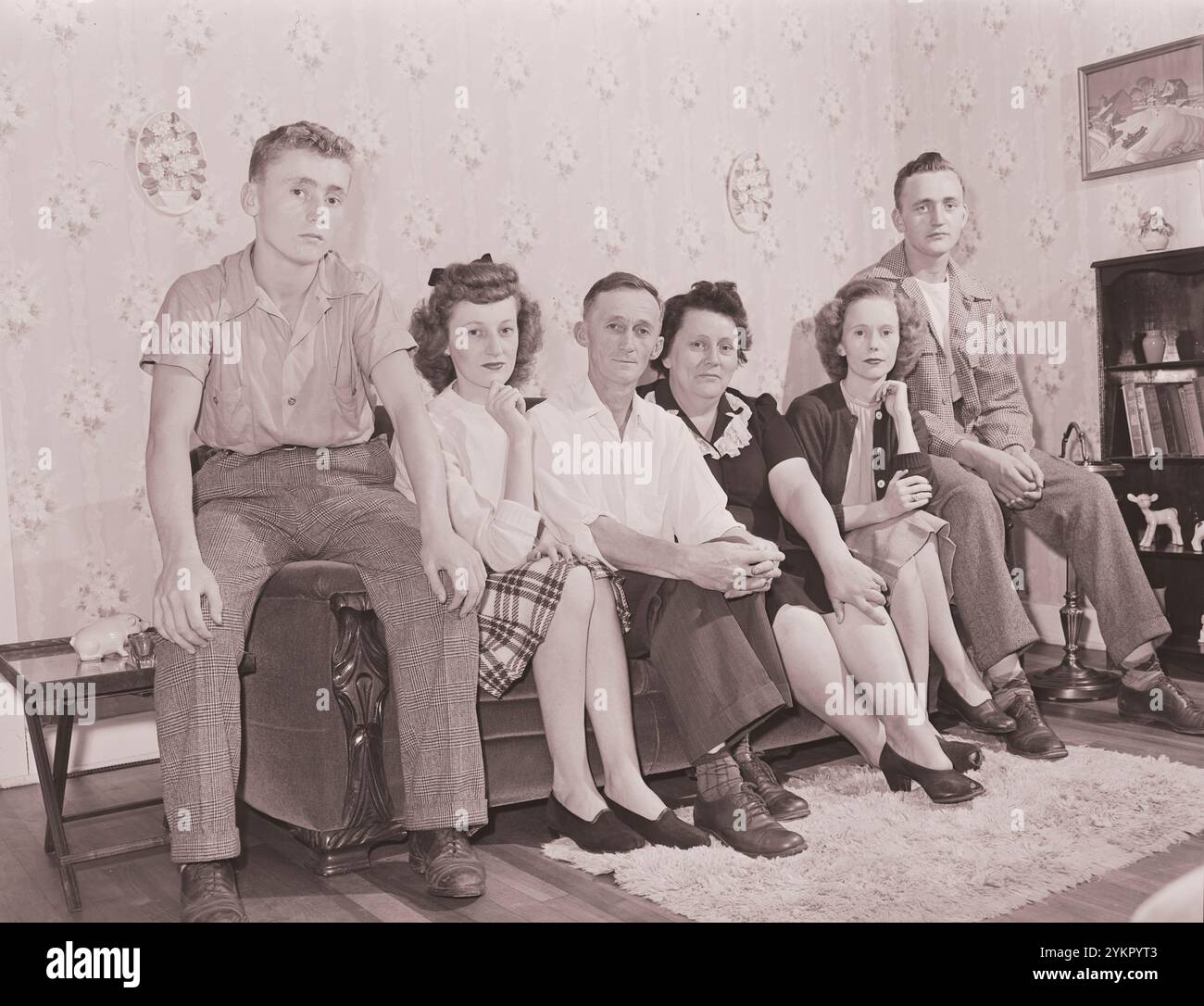 Vintage-Foto von amerikanischen Bergleuten. Familie von Harry Fain, Kohlelader. Von links nach rechts sind: Harry Ray, 15 Jahre alt; Ella Jane, 18 Jahre alt; Harry Fain, 45 Jahre alt; Mrs. Harry Fain, 42 Jahre alt; Geraldine Fain, 22 Jahre alt, George, 20 Jahre alt. Inland Steel Company, Wheelwright #1 & 2 Mines, Wheelwright, Floyd County, Kentucky. USA. September 1946 Stockfoto