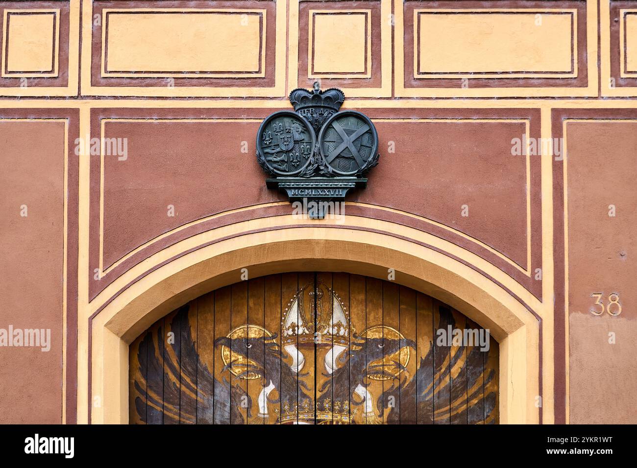 Augsburg, Bayern, Deutschland - 18. November 2024: Das historische Tor des Fuggerhauses in Augsburg, verziert mit Wappen und Adlermotiv, stellt das Erbe der Familie Fugger dar. Die Fuggerhäuser in der Maximilianstraße in Augsburg wurden als Residenz der Familie Fugger errichtet *** das historische Tor des Fuggerhauses in Augsburg, verziert mit einem Wappen und Adlermotiv, repräsentiert das Erbe der Fugger-Familie. Die Fuggerhäuser in der Maximilianstraß in Augsburg entstanden als Residenz der Familie Fugger Stockfoto