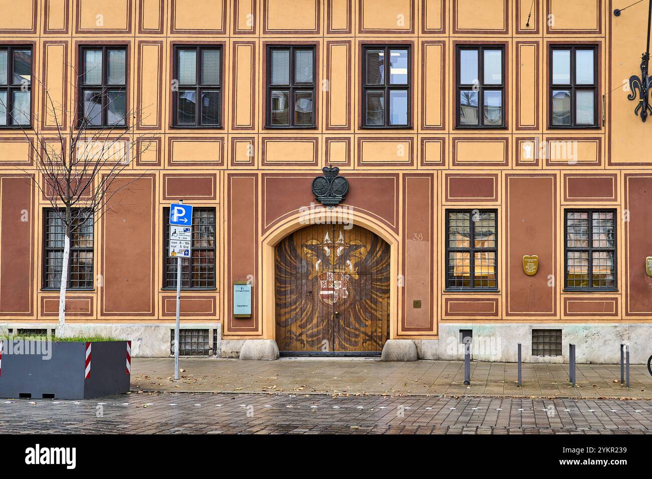 Augsburg, Bayern, Deutschland - 18. November 2024: Das historische Tor des Fuggerhauses in Augsburg, verziert mit Wappen und Adlermotiv, stellt das Erbe der Familie Fugger dar. Die Fuggerhäuser in der Maximilianstraße in Augsburg wurden als Residenz der Familie Fugger errichtet *** das historische Tor des Fuggerhauses in Augsburg, verziert mit einem Wappen und Adlermotiv, repräsentiert das Erbe der Fugger-Familie. Die Fuggerhäuser in der Maximilianstraß in Augsburg entstanden als Residenz der Familie Fugger Stockfoto