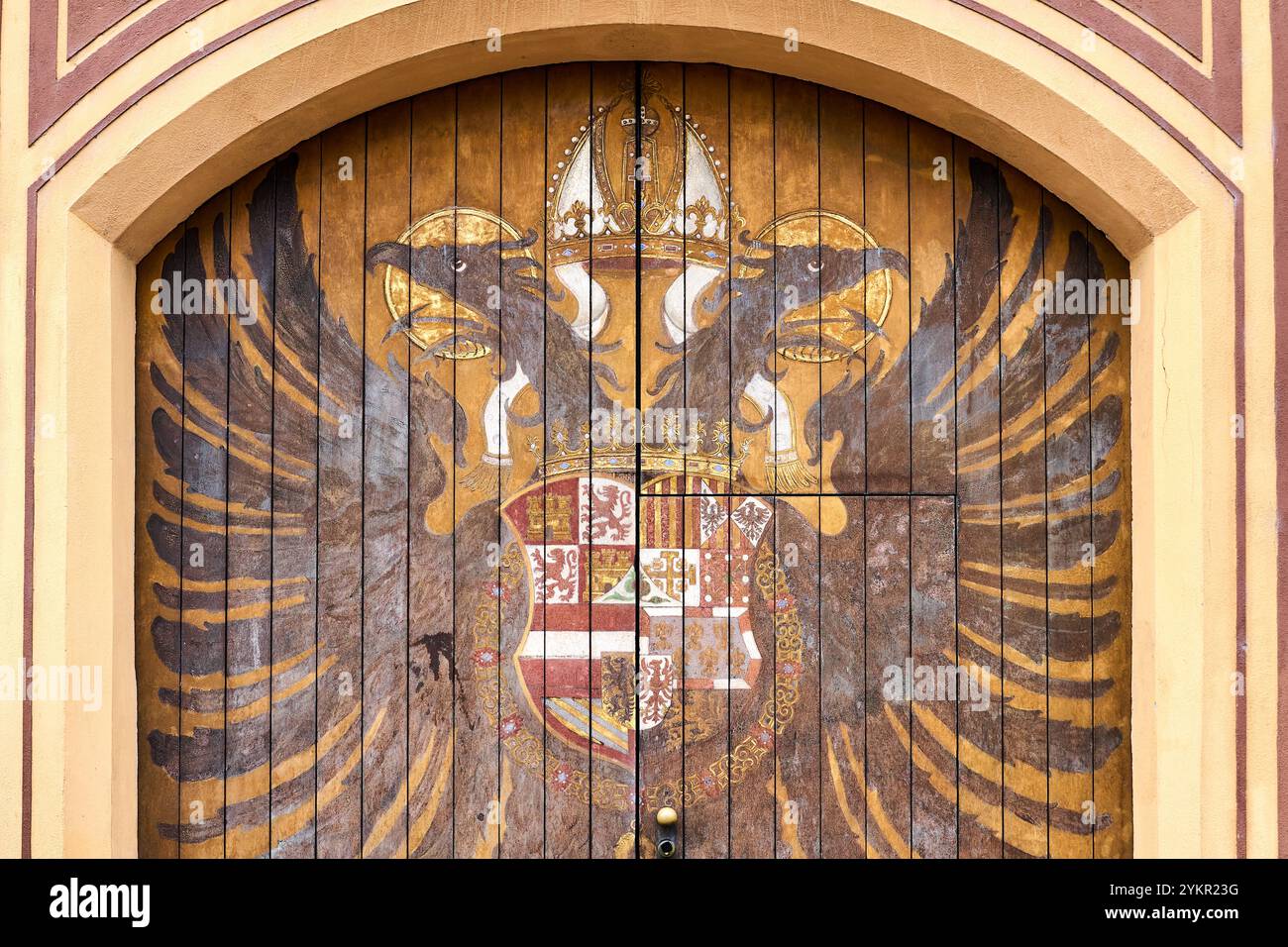 Augsburg, Bayern, Deutschland - 18. November 2024: Das historische Tor des Fuggerhauses in Augsburg, verziert mit Wappen und Adlermotiv, stellt das Erbe der Familie Fugger dar. Die Fuggerhäuser in der Maximilianstraße in Augsburg wurden als Residenz der Familie Fugger errichtet *** das historische Tor des Fuggerhauses in Augsburg, verziert mit einem Wappen und Adlermotiv, repräsentiert das Erbe der Fugger-Familie. Die Fuggerhäuser in der Maximilianstraß in Augsburg entstanden als Residenz der Familie Fugger Stockfoto