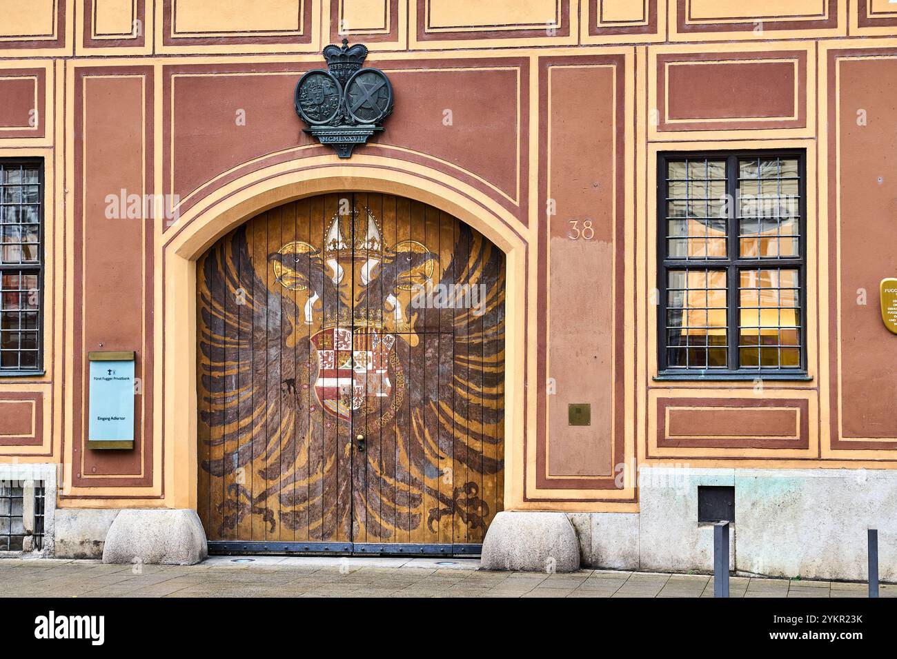 Augsburg, Bayern, Deutschland - 18. November 2024: Das historische Tor des Fuggerhauses in Augsburg, verziert mit Wappen und Adlermotiv, stellt das Erbe der Familie Fugger dar. Die Fuggerhäuser in der Maximilianstraße in Augsburg wurden als Residenz der Familie Fugger errichtet *** das historische Tor des Fuggerhauses in Augsburg, verziert mit einem Wappen und Adlermotiv, repräsentiert das Erbe der Fugger-Familie. Die Fuggerhäuser in der Maximilianstraß in Augsburg entstanden als Residenz der Familie Fugger Stockfoto