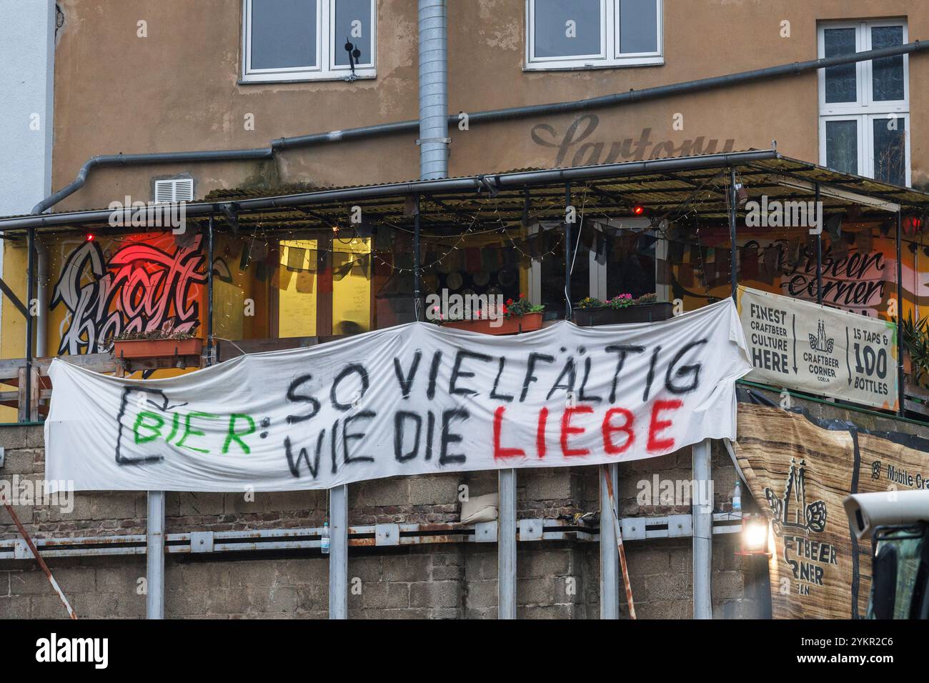 Plakate und Banner an der Veranstaltungslocation Craftbear Corner Coeln in der Altstadt (Übersetzung: Bier, so vielfältig wie Liebe), Köln, Deutschland. Plakate un Stockfoto