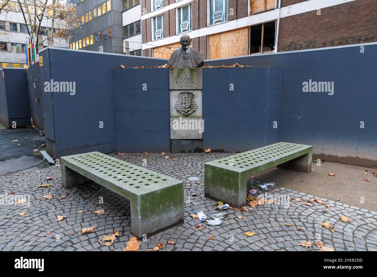 Denkmal für Josef Kardinal Frings, Erzbischof von Köln von 1942 bis 1969 auf dem Laurenzer Platz, vorübergehend von einem Bauzaun umgeben, Köln Stockfoto