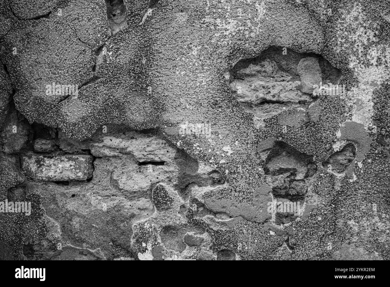 Alte zerrissene Zement-, Ziegel- und Mörtelwand. Stockfoto
