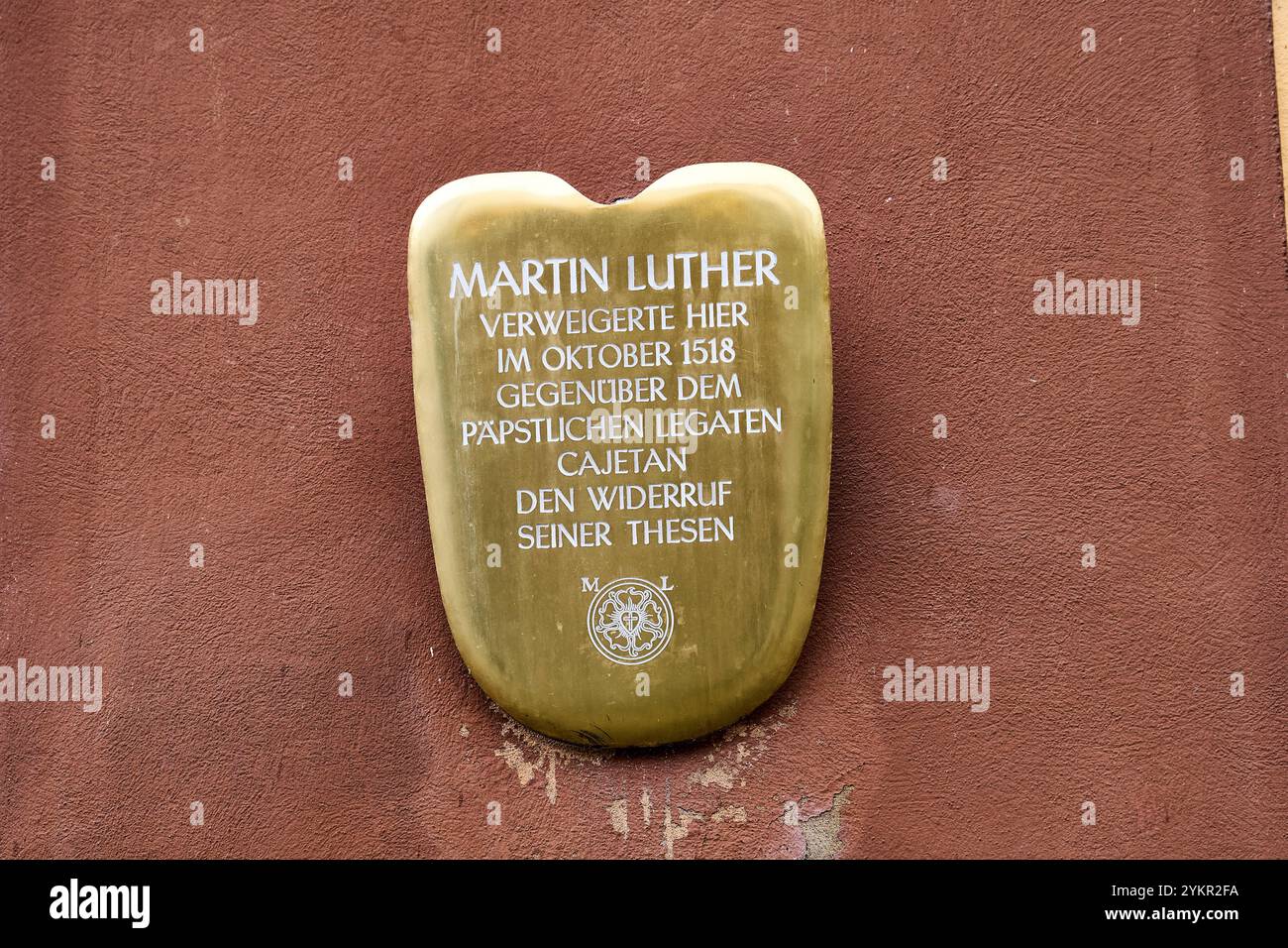 Augsburg, Bayern, Deutschland - 18. November 2024: Gedenktafel am Fuggerhaus in Augsburg zum Gedenken an Martin Luthers Weigerung im Oktober 1518, seine Thesen an den päpstlichen Gesandten Cajetan zu widerrufen *** Gedenktafel am Fuggerhaus in Augsburg, die an Martin Luthers Weigerung im Oktober 1518 erinnert, seine Thesen gegenüber dem päpstlichen Gesandten Cajetan zu widerrufen Stockfoto