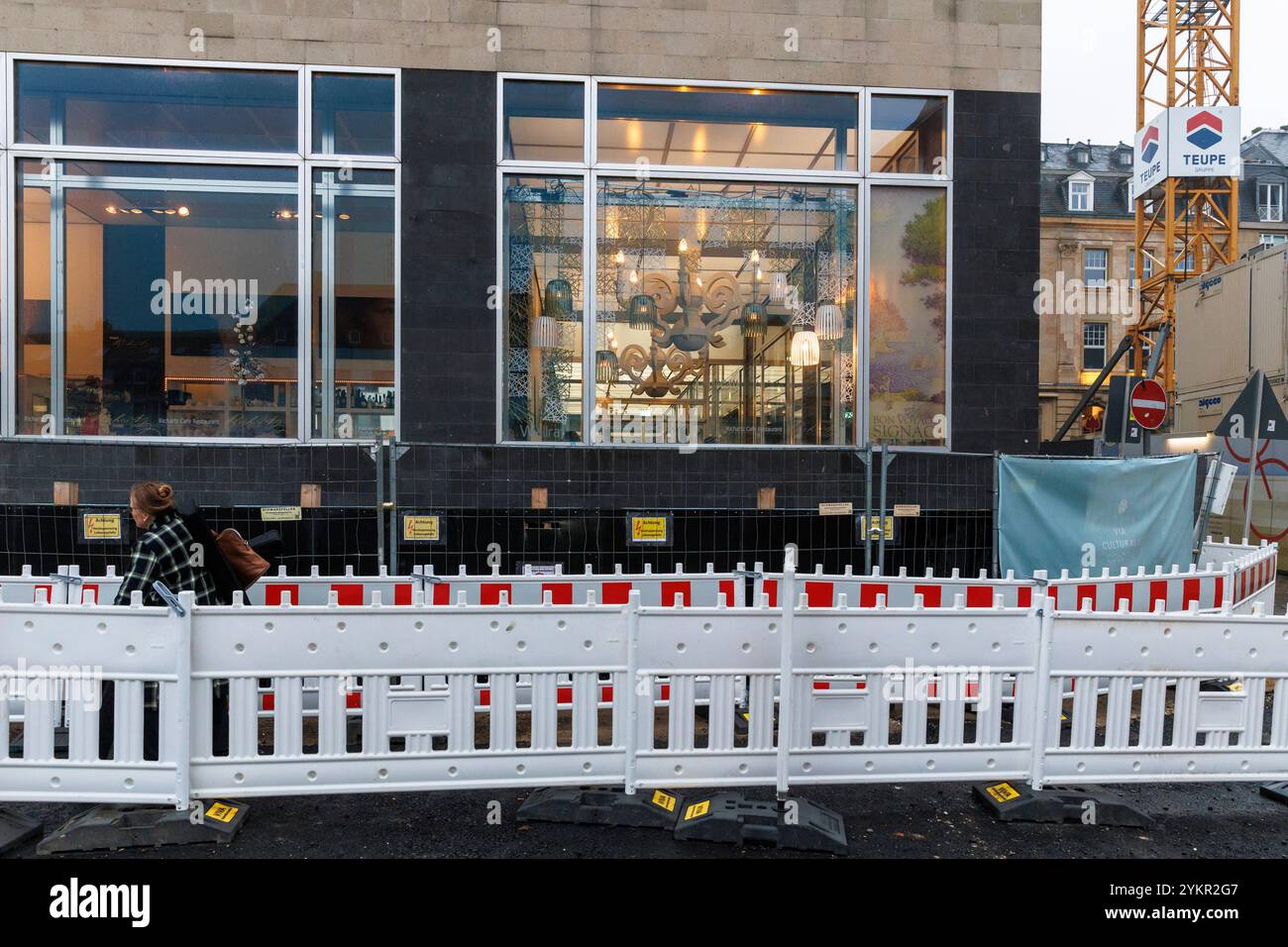Barrieren an einer Baustelle vor dem Wallraf-Richartz-Museum in der Altstadt von Köln. Absperrungen einer Strassenbaustel Stockfoto