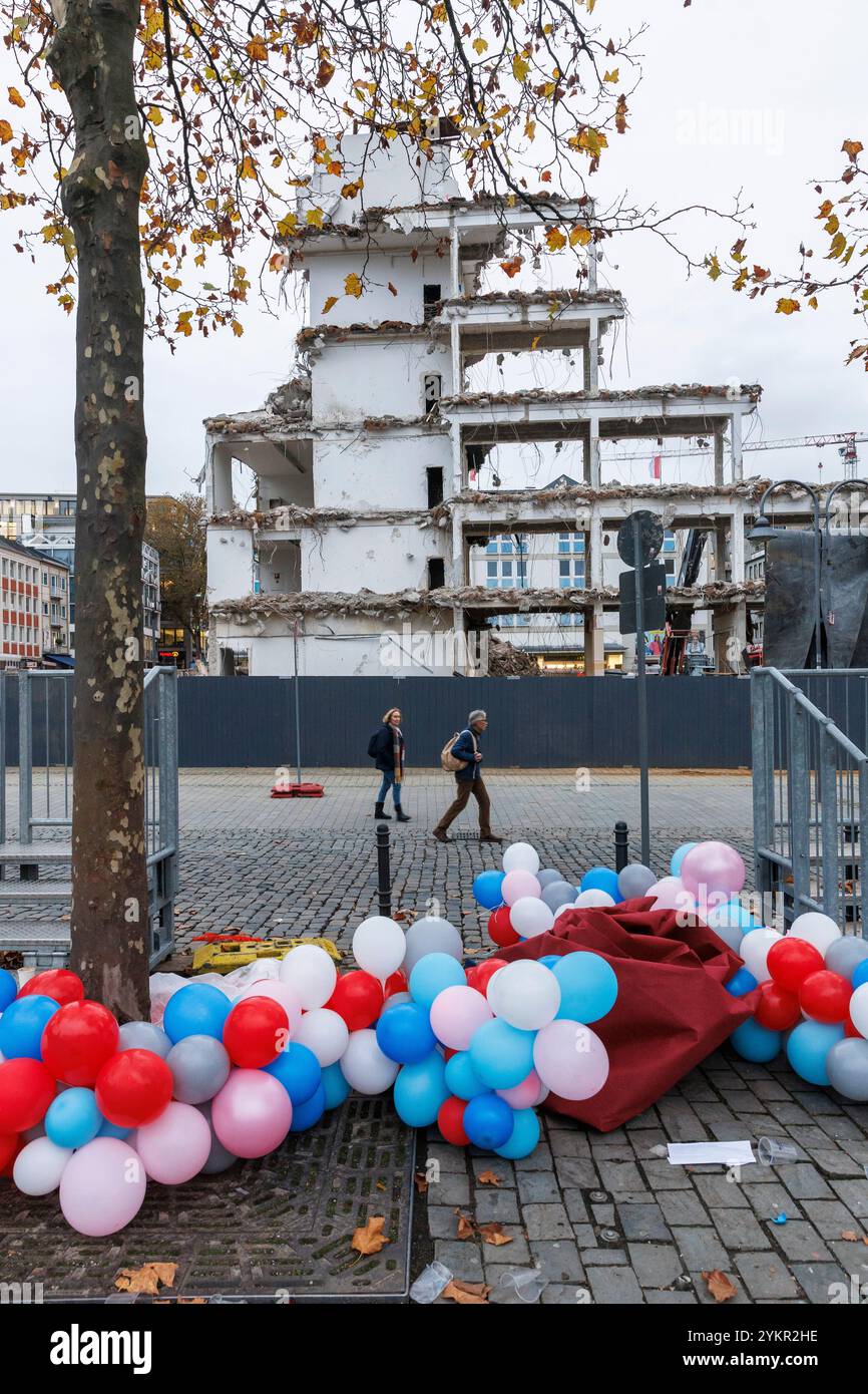 Ballons auf dem Heumarkt, Abriss eines Gebäudes, Köln, Deutschland. Luftballons liegen auf dem Heumarkt, Abriss eines Gebaeudes, Köln, Deutsc Stockfoto