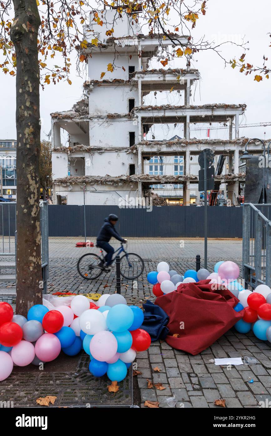 Ballons auf dem Heumarkt, Abriss eines Gebäudes, Köln, Deutschland. Luftballons liegen auf dem Heumarkt, Abriss eines Gebaeudes, Köln, Deutsc Stockfoto