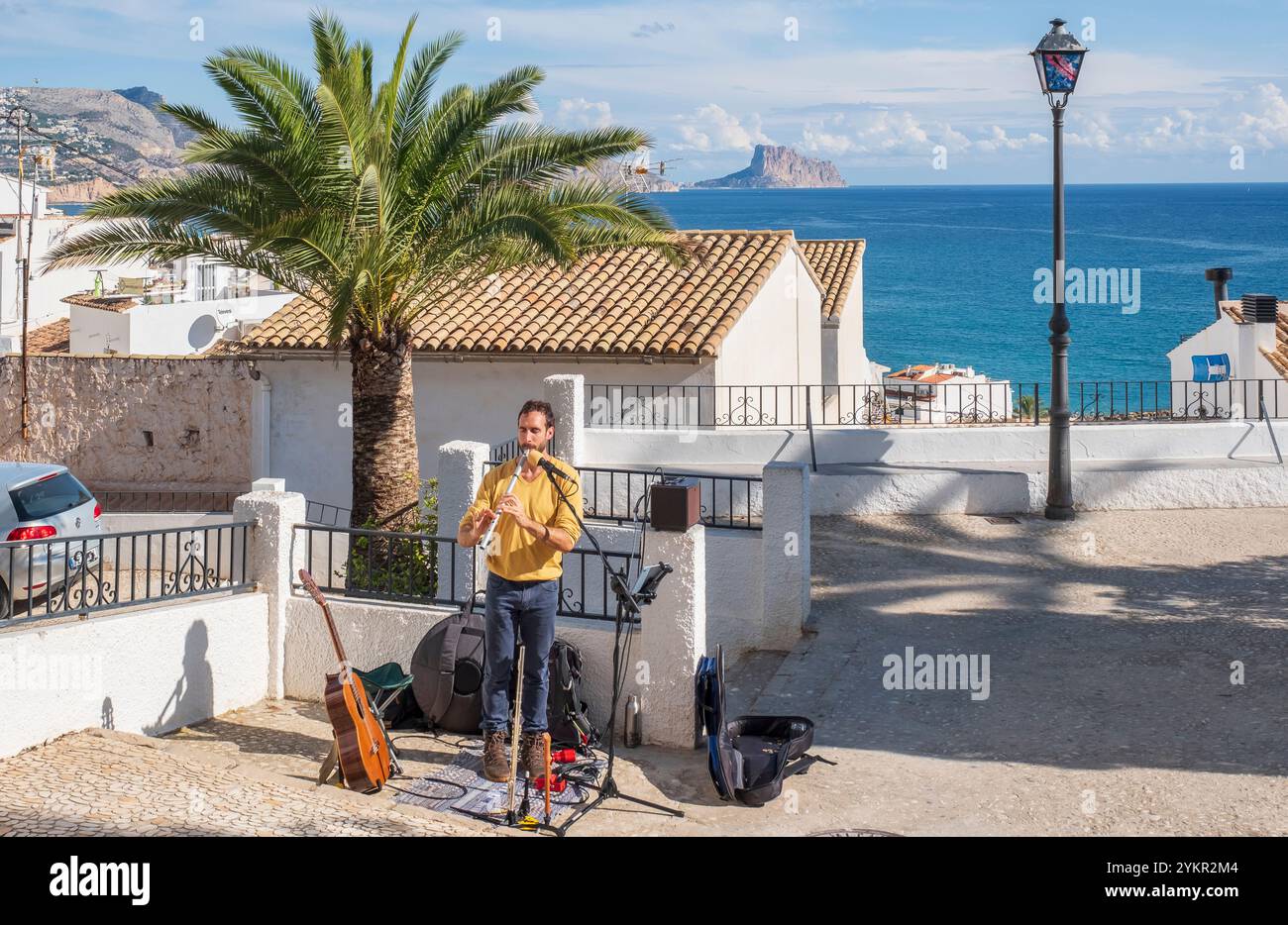 Straßenmusiker in der Altstadt von Altea mit seinen malerischen engen und steilen Gassen und typischen weißen Häusern Stockfoto