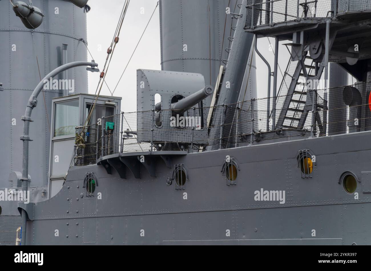 Belfast County Antrim N. Ireland 08. November 2024 - Mittelschiffgeschütze auf dem Museumsschiff Caroline im Alexandra Dock Titanic Quarter Stockfoto